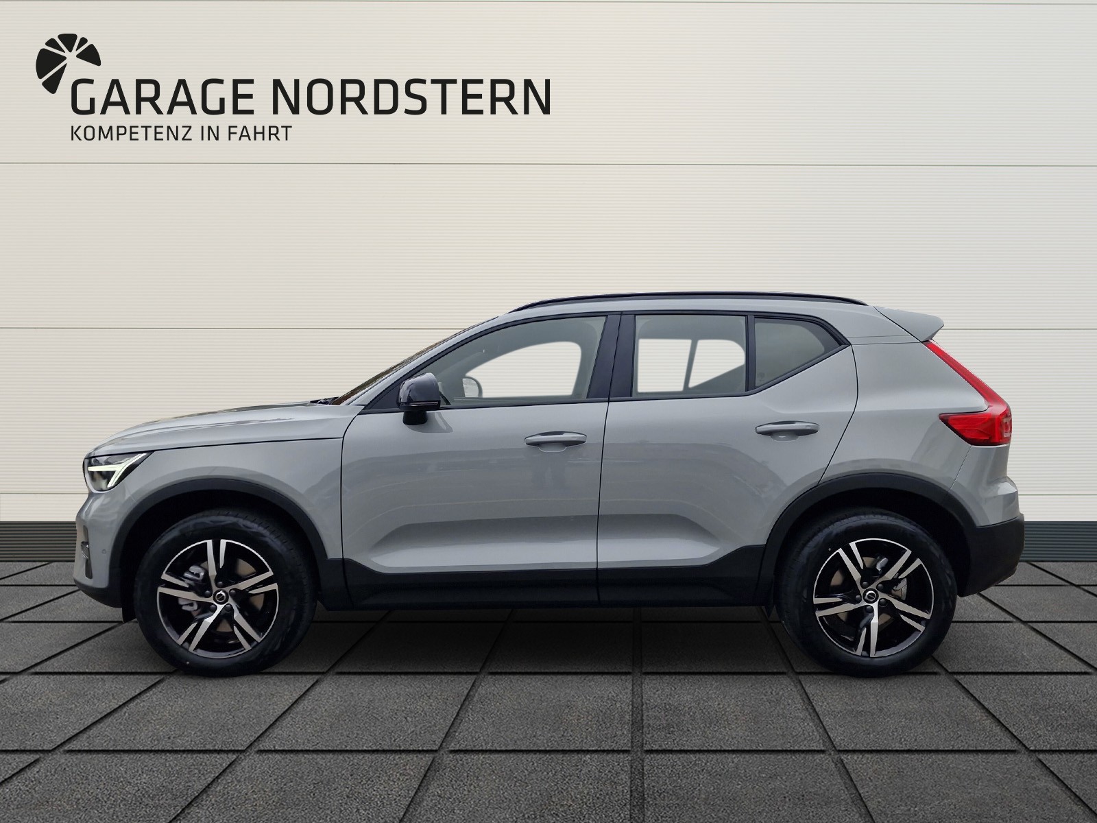 VOLVO XC40 2.0 B4 MH Plus Dark-showroom-element-1
