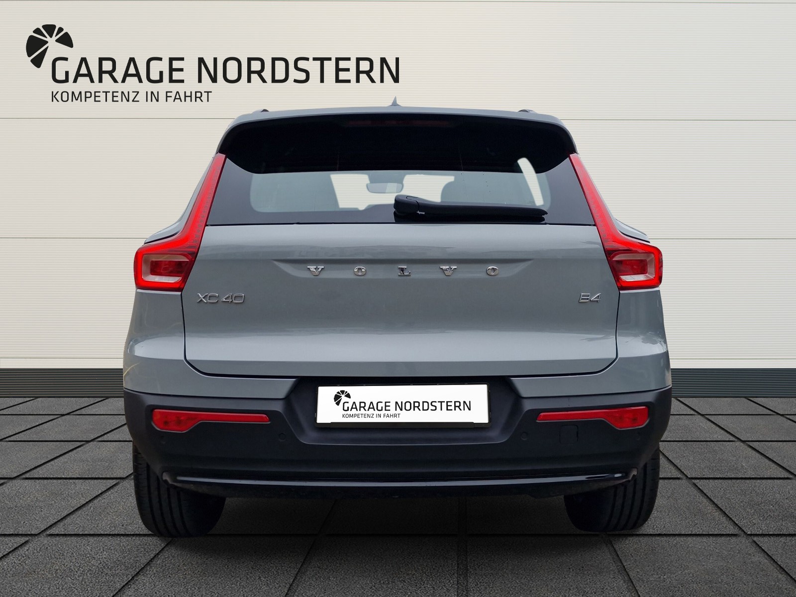 VOLVO XC40 2.0 B4 MH Plus Dark-showroom-element-3
