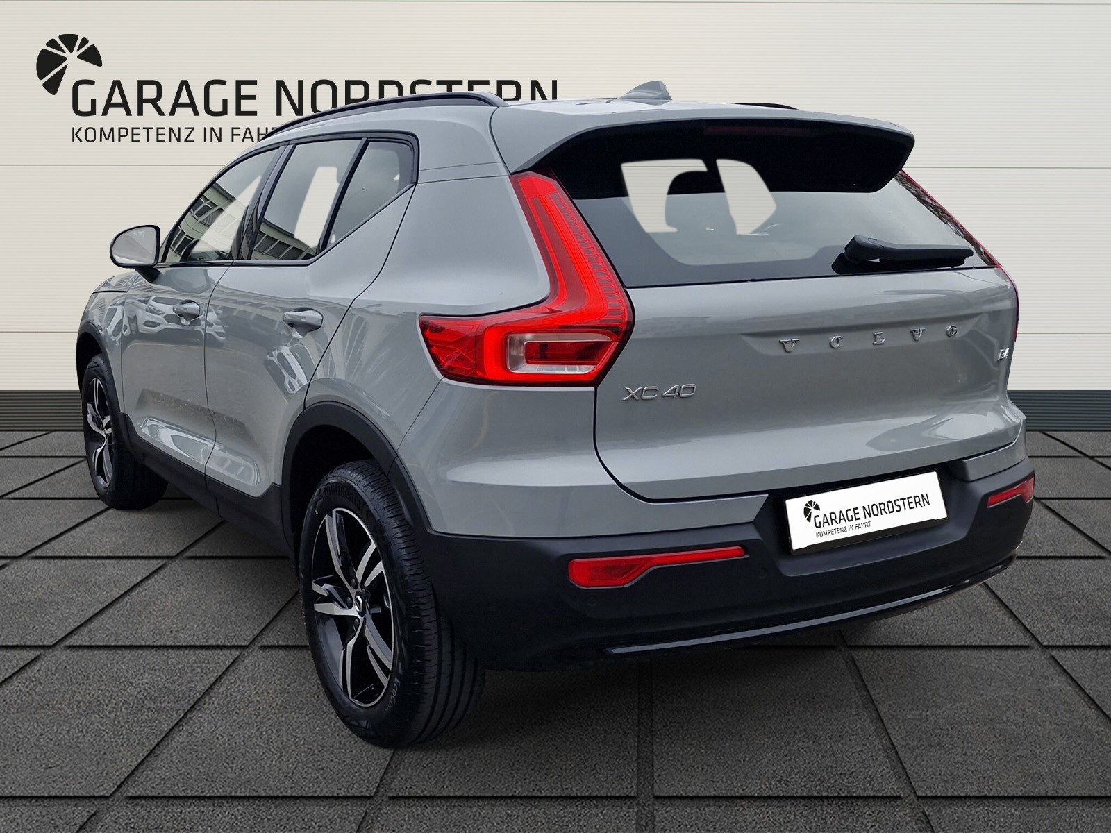 VOLVO XC40 2.0 B4 MH Plus Dark-showroom-element-2