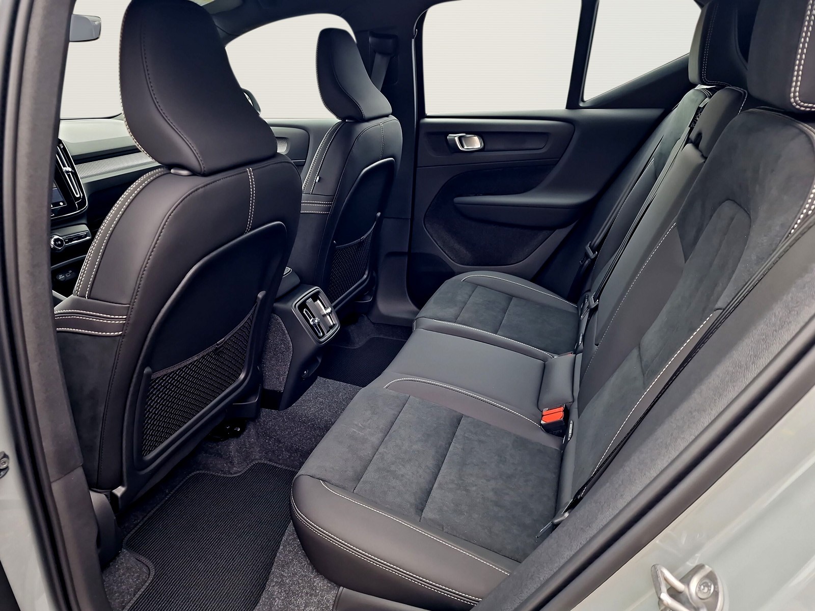 VOLVO XC40 2.0 B4 MH Plus Dark-image-14