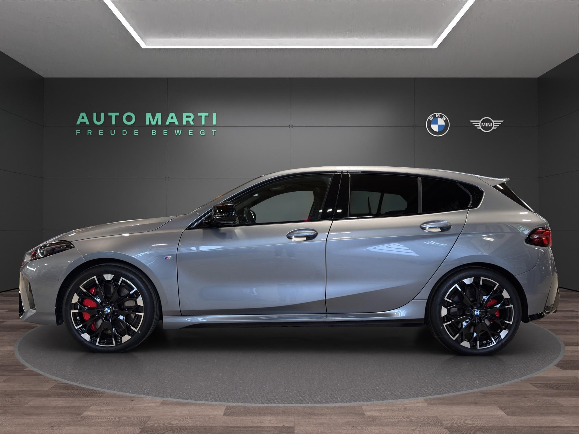 BMW M135i xDrive M Sport-showroom-element-1