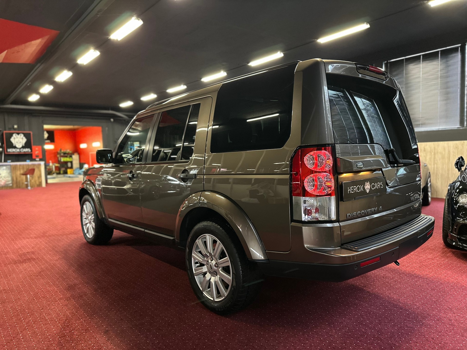 LAND ROVER Discovery 5.0 V8 HSE Automatic / ** Frisch ab MFK + Grossem Service ** / 7 Platz / Vollausstattung !!-image-10