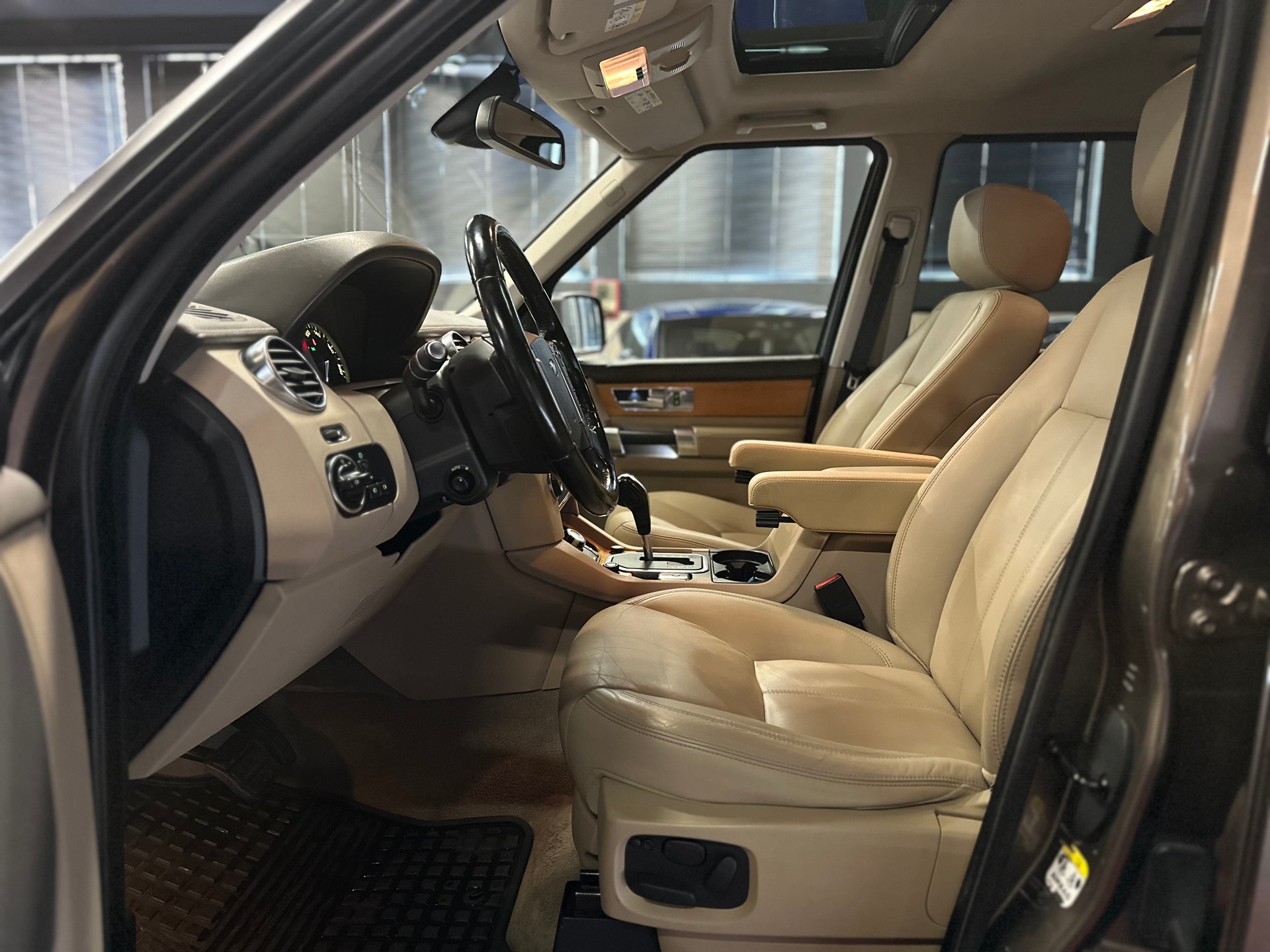 LAND ROVER Discovery 5.0 V8 HSE Automatic / ** Frisch ab MFK + Grossem Service ** / 7 Platz / Vollausstattung !!-image-11