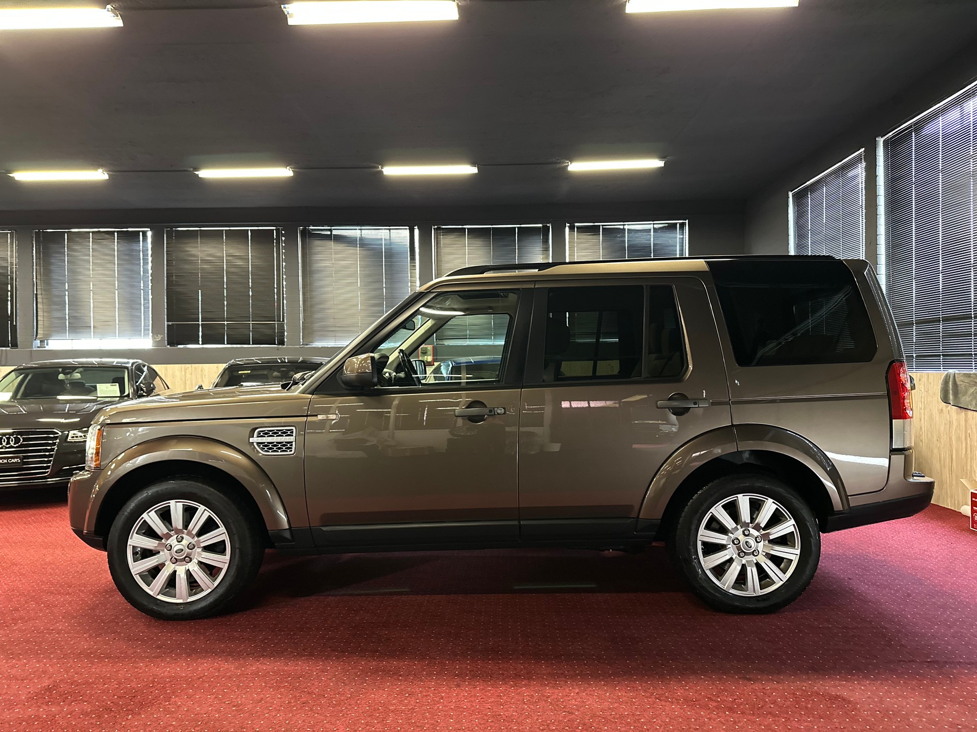 LAND ROVER Discovery 5.0 V8 HSE Automatic / ** Frisch ab MFK + Grossem Service ** / 7 Platz / Vollausstattung !!-image-9