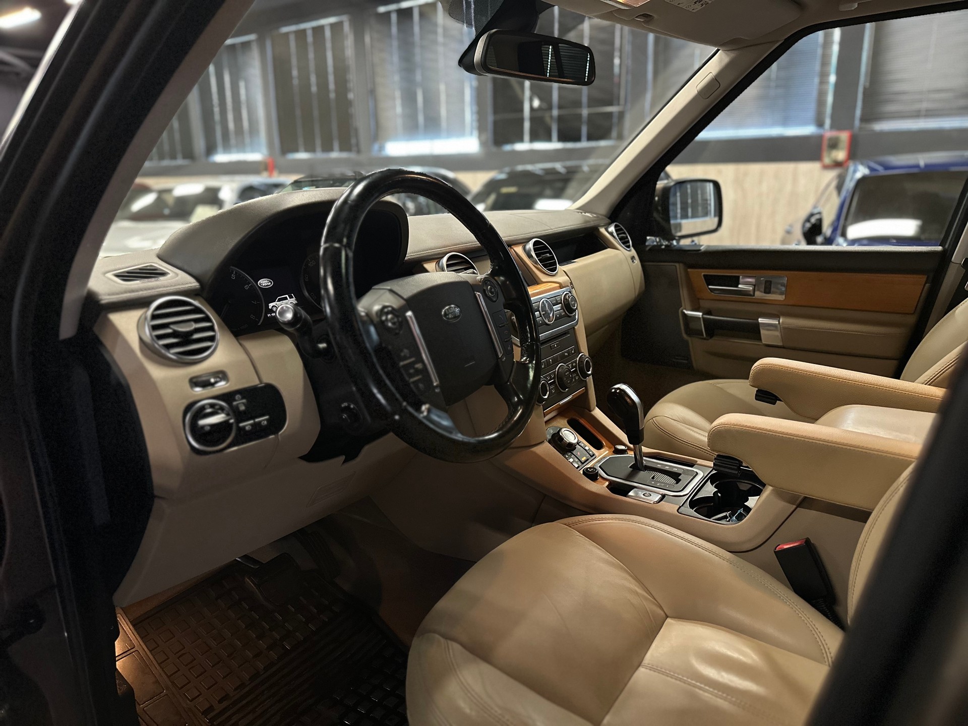 LAND ROVER Discovery 5.0 V8 HSE Automatic / ** Frisch ab MFK + Grossem Service ** / 7 Platz / Vollausstattung !!-image-12