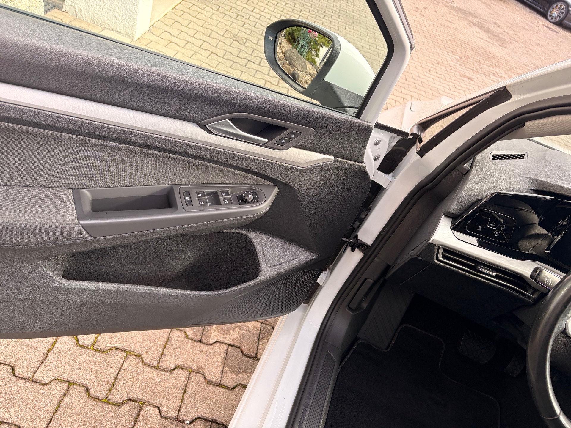 VW Golf Variant 2.0 TDI Life DSG-image-8