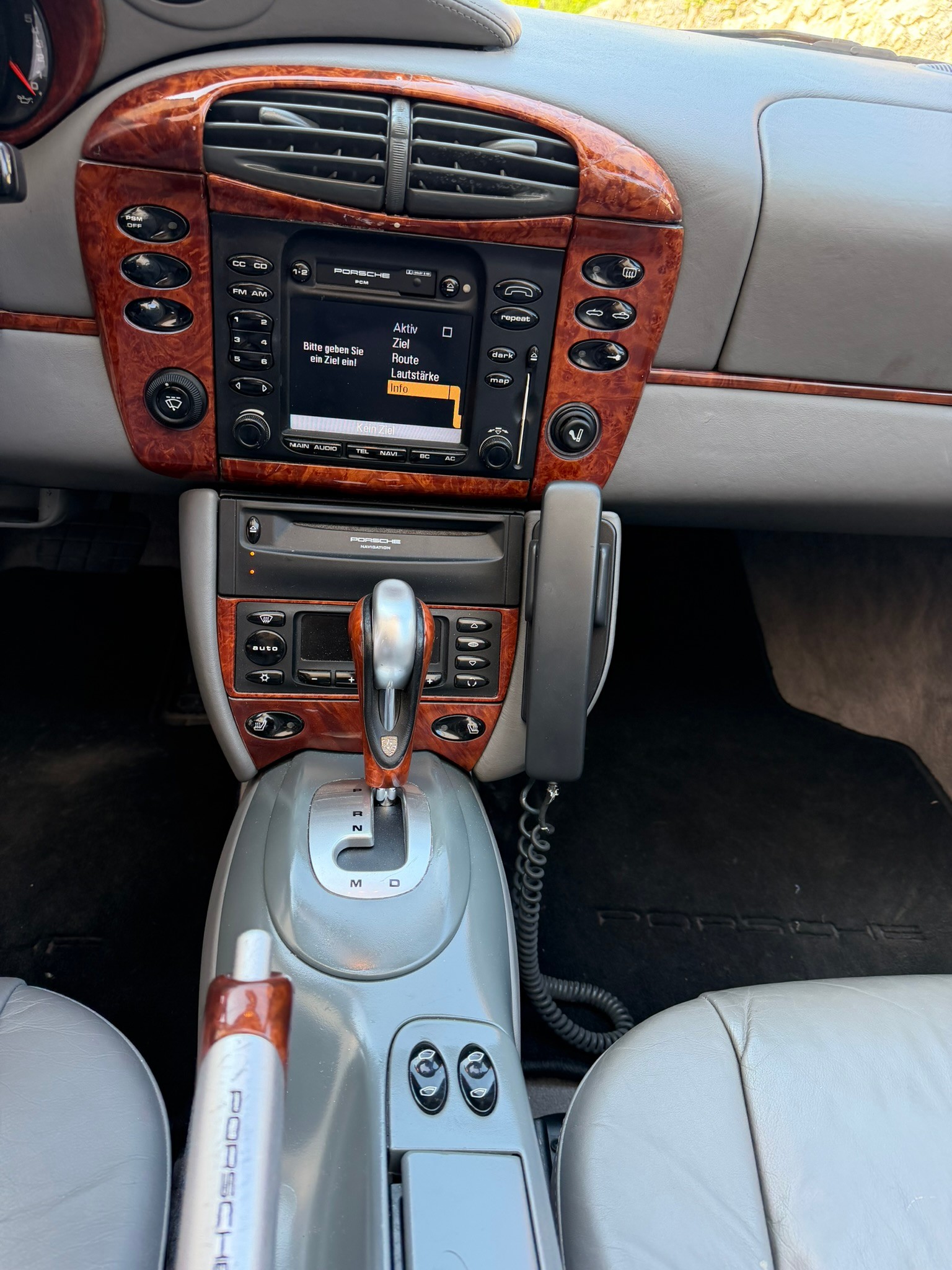 PORSCHE 911 Carrera Cabrio-image-9