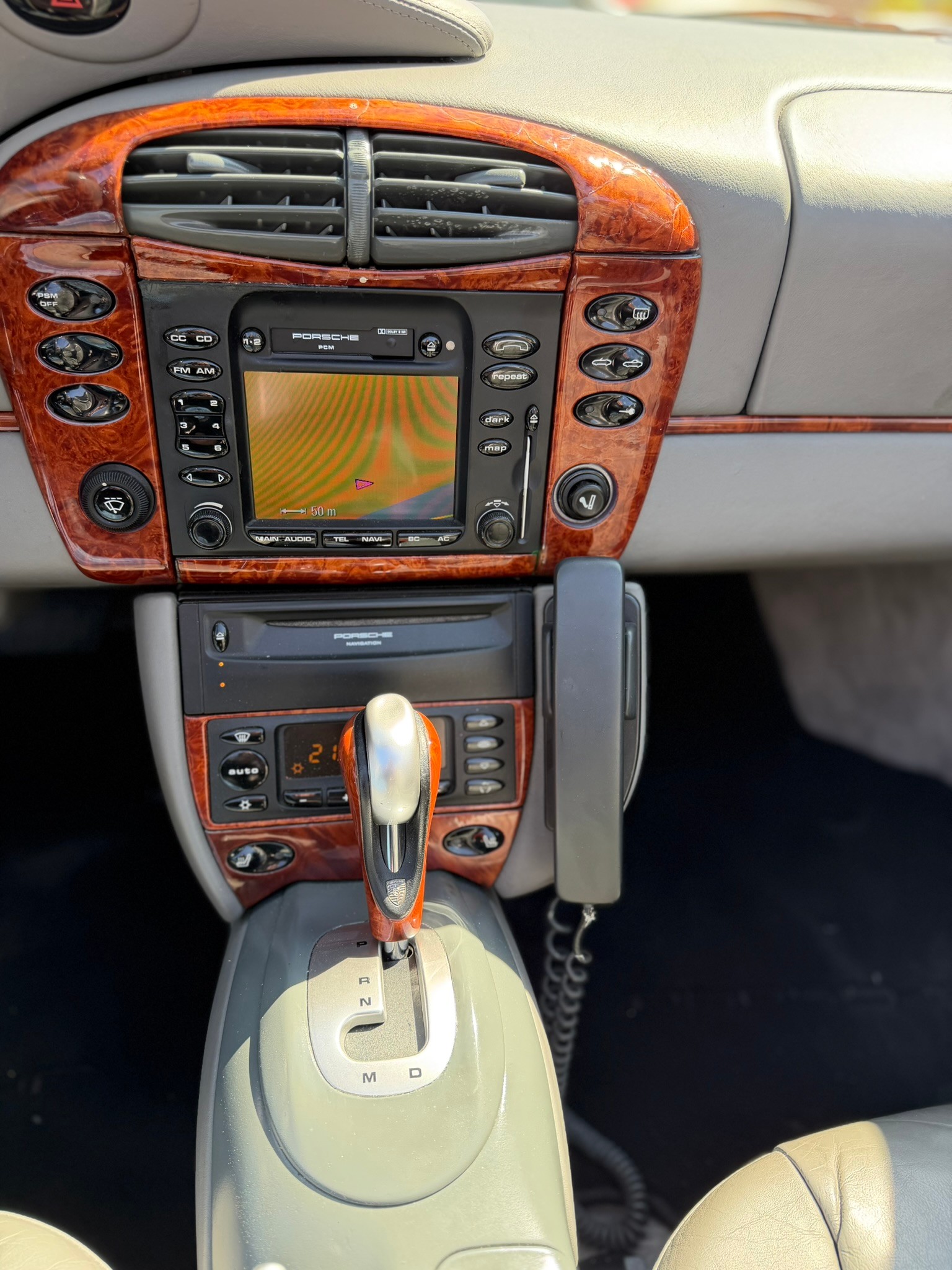 PORSCHE 911 Carrera Cabrio-image-10