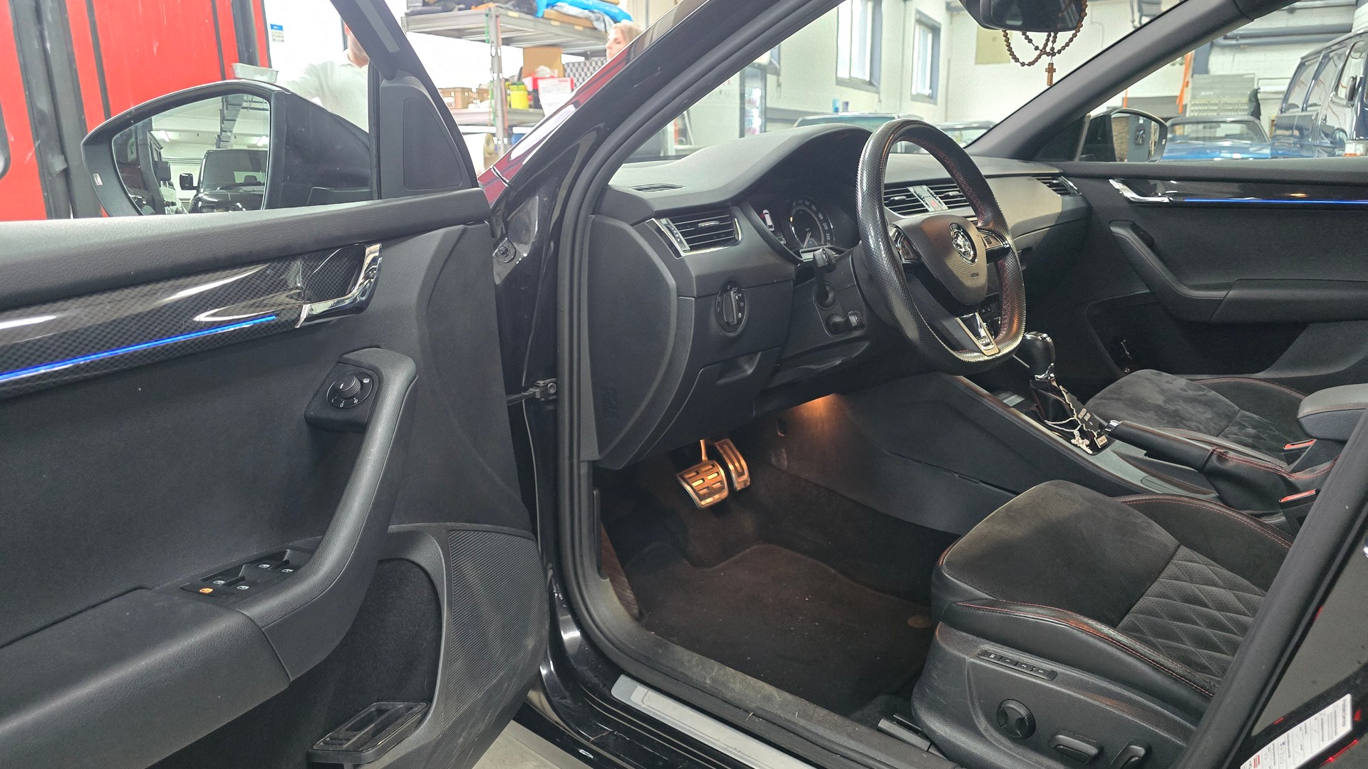 SKODA Octavia Combi 2.0 TDI RS 4x4 DSG-image-17