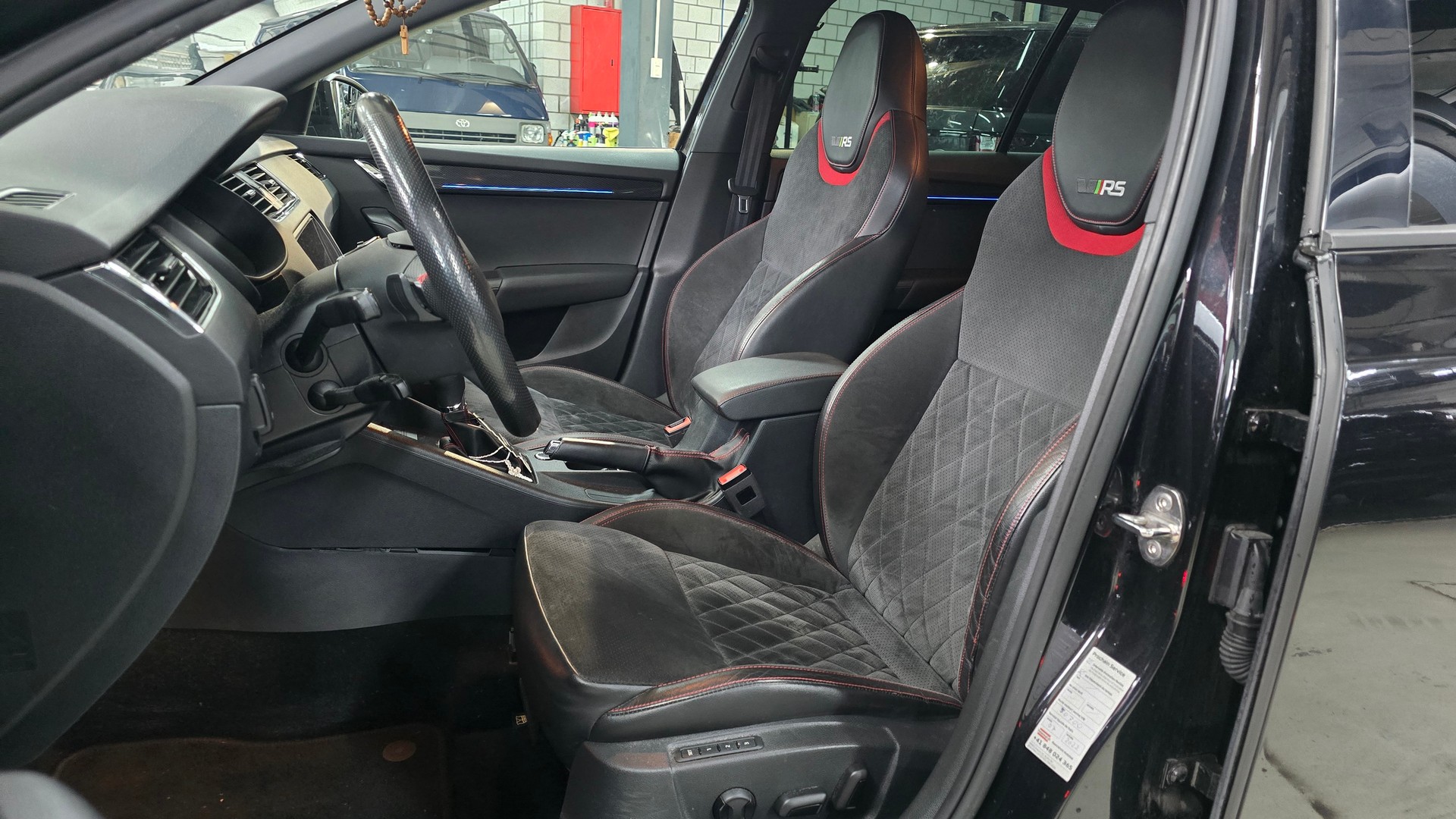 SKODA Octavia Combi 2.0 TDI RS 4x4 DSG-image-16