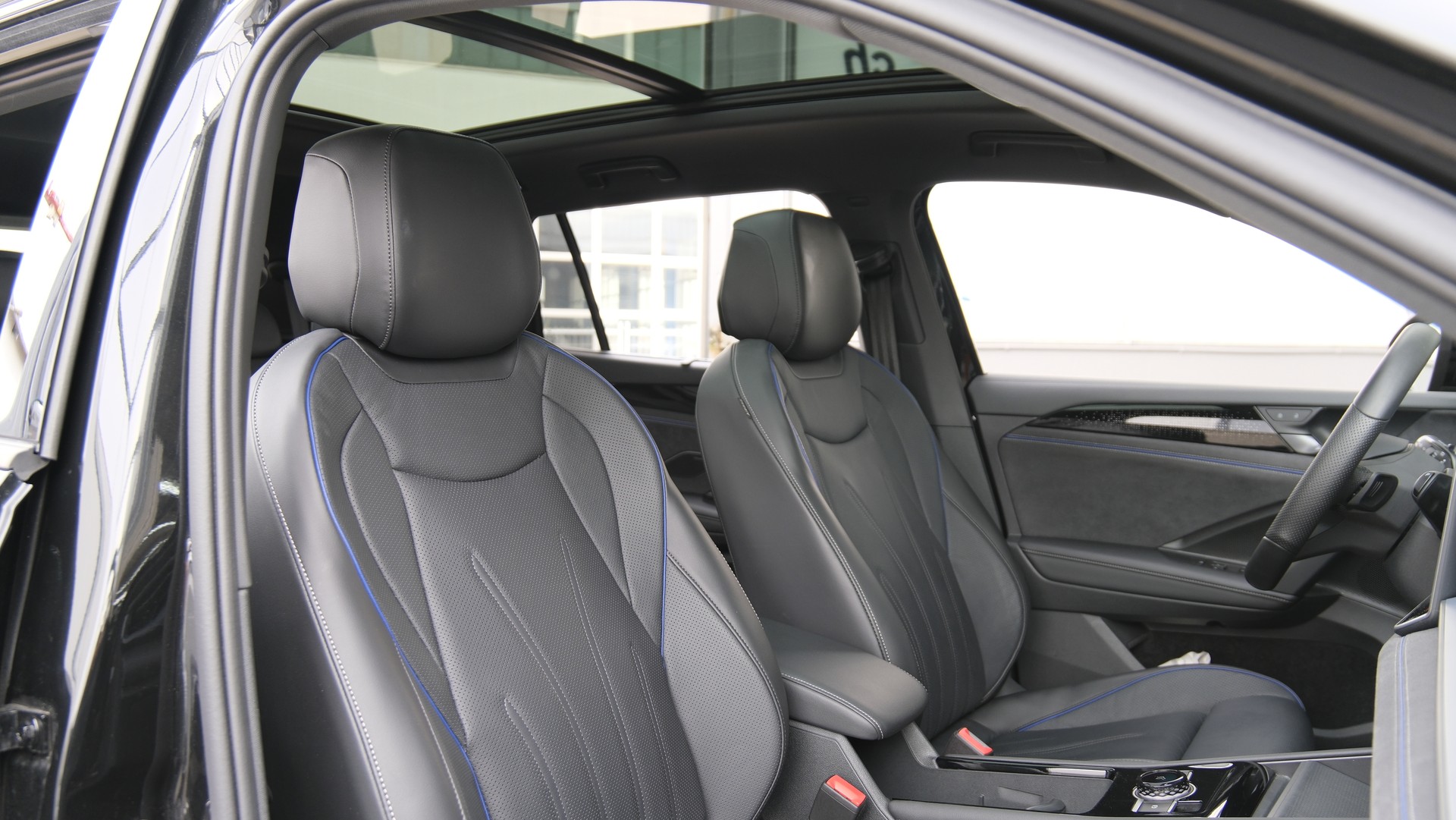 VW Tayron 2.0 TDI SCR R-Line United 4Motion DSG-image-16