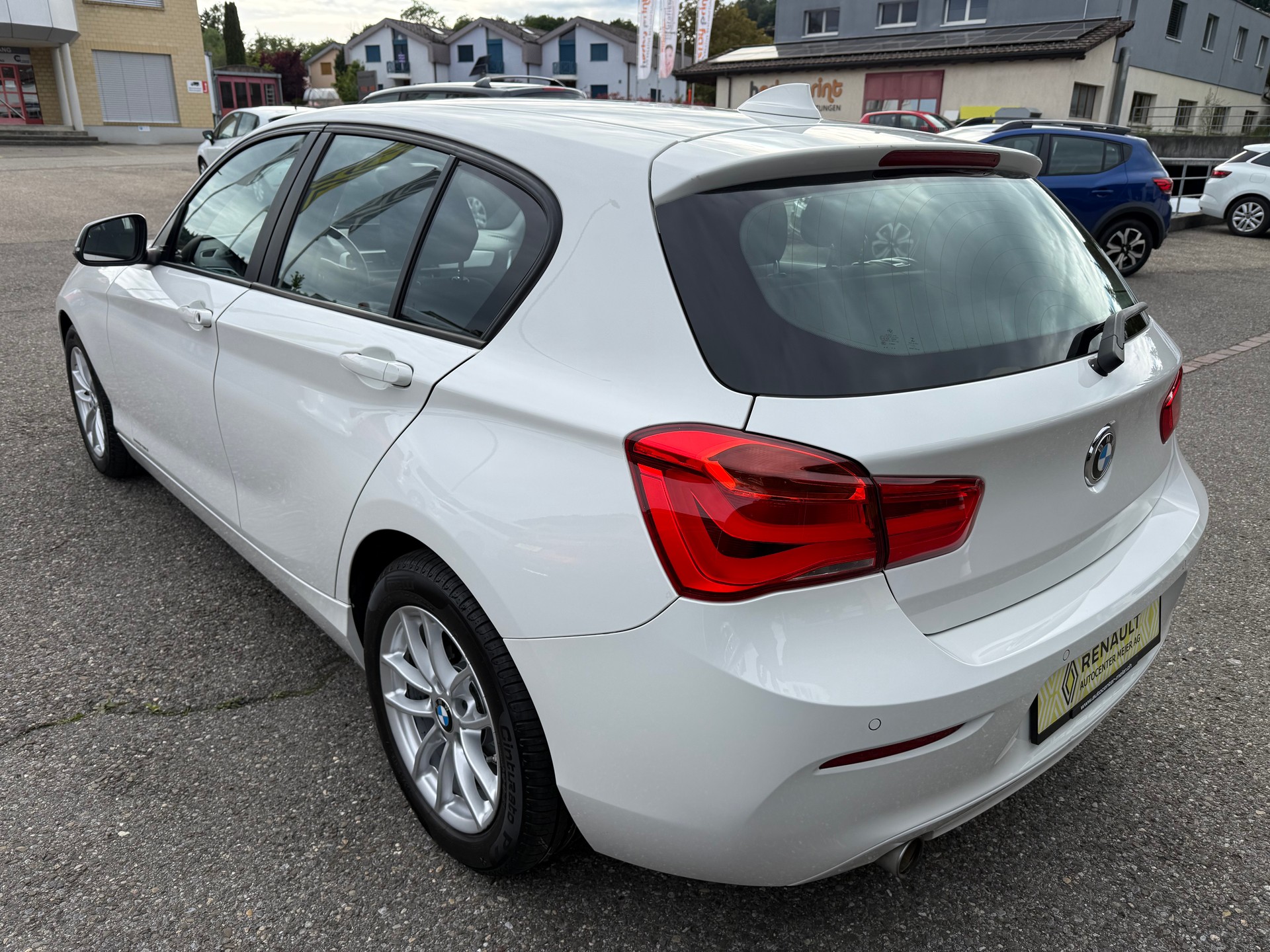 BMW 116i Business-showroom-element-3