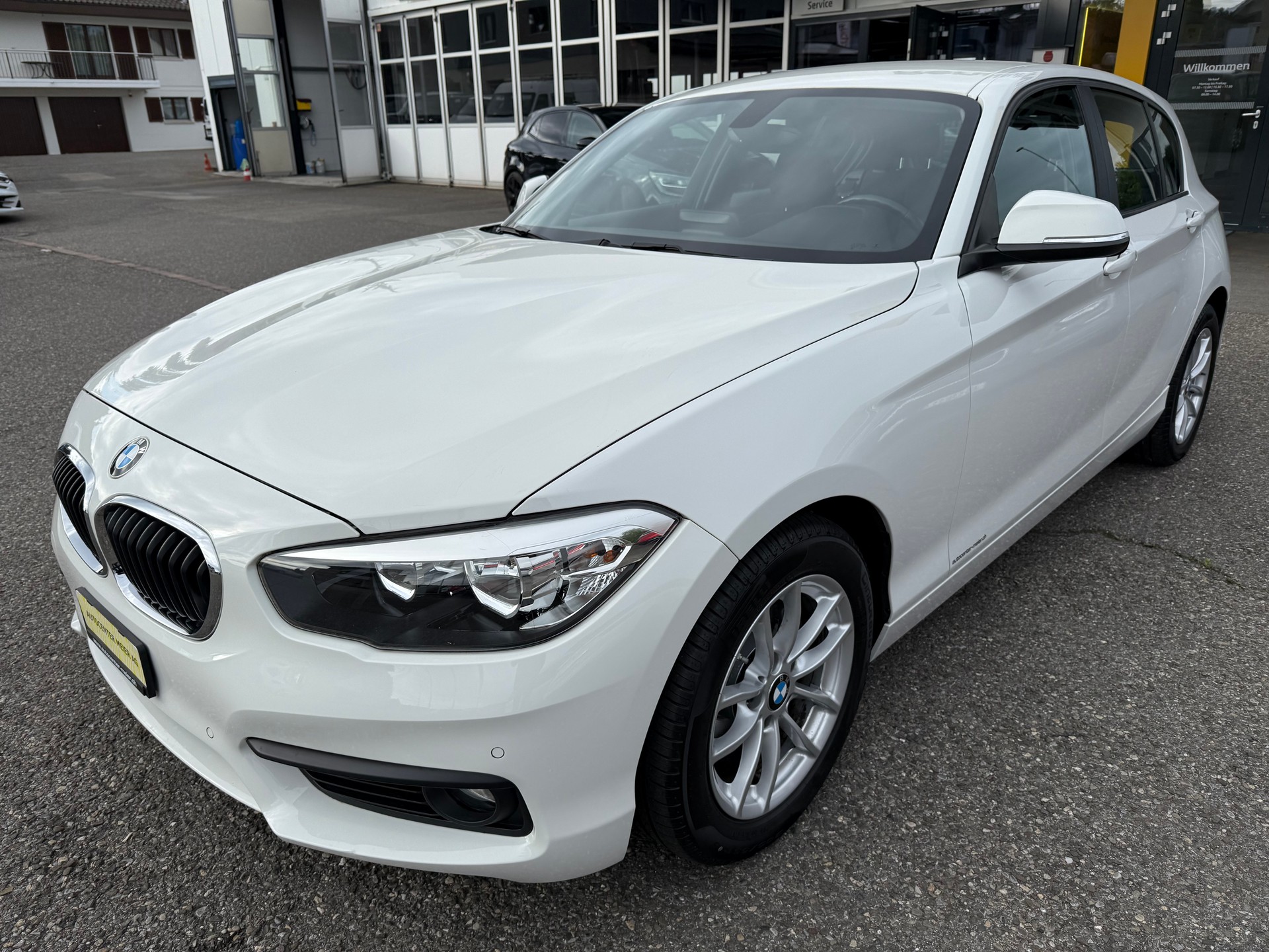 BMW 116i Business-showroom-element-1