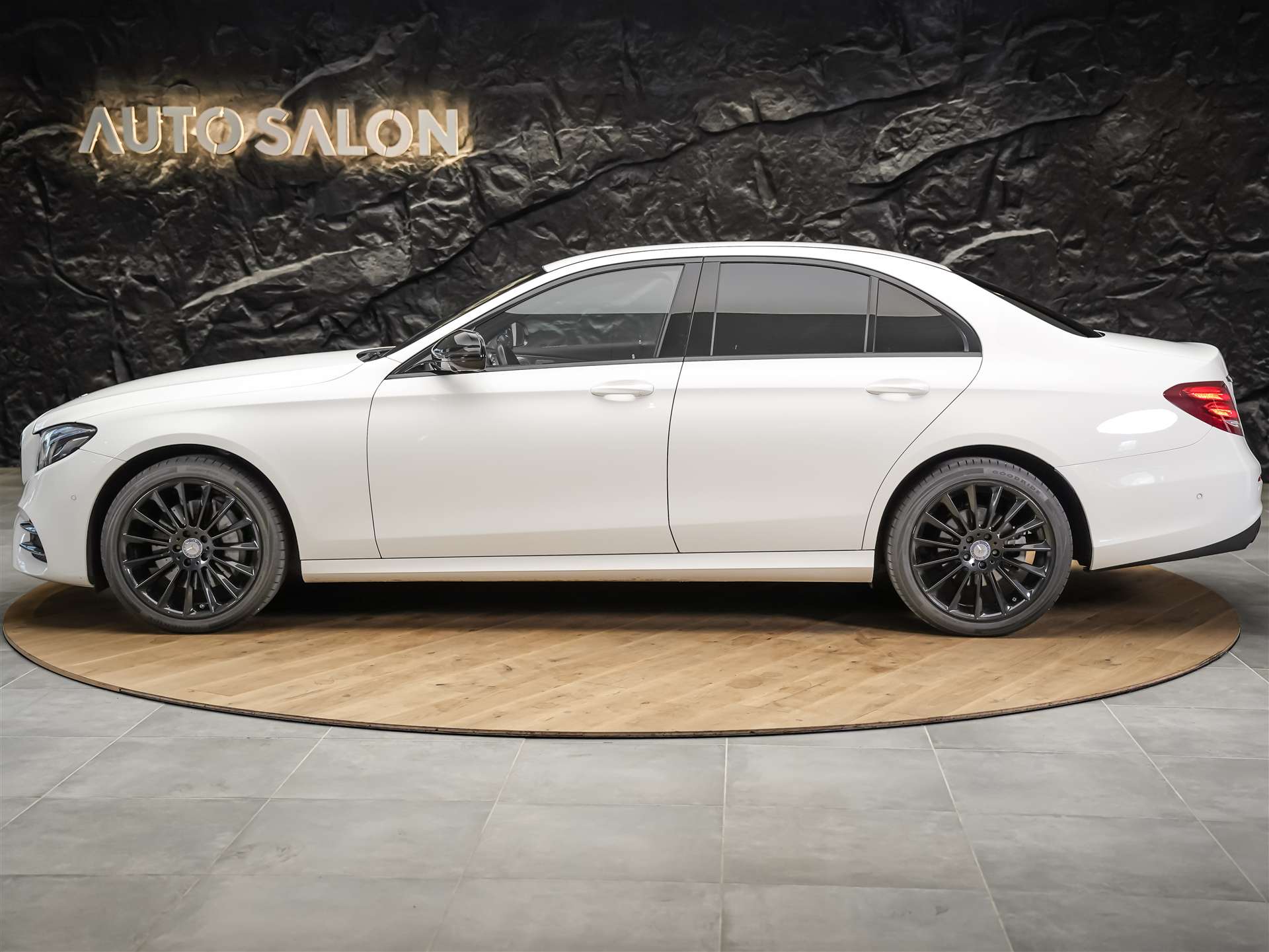 MERCEDES-BENZ E 220 d AMG Line 9G-Tronic *CH-Auto*360° Kamera*Head Up*Burmester*-showroom-element-2