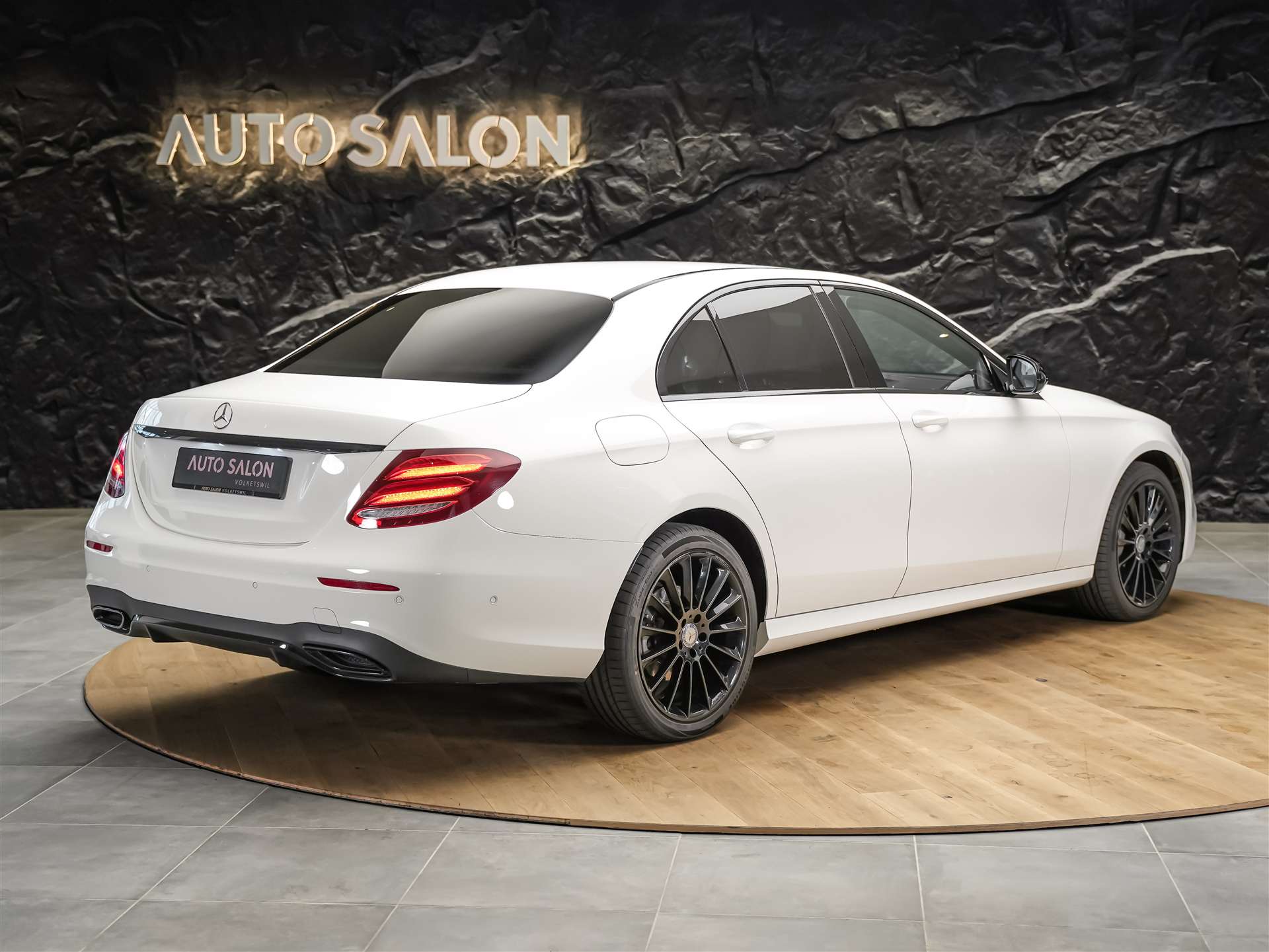 MERCEDES-BENZ E 220 d AMG Line 9G-Tronic *CH-Auto*360° Kamera*Head Up*Burmester*-image-5