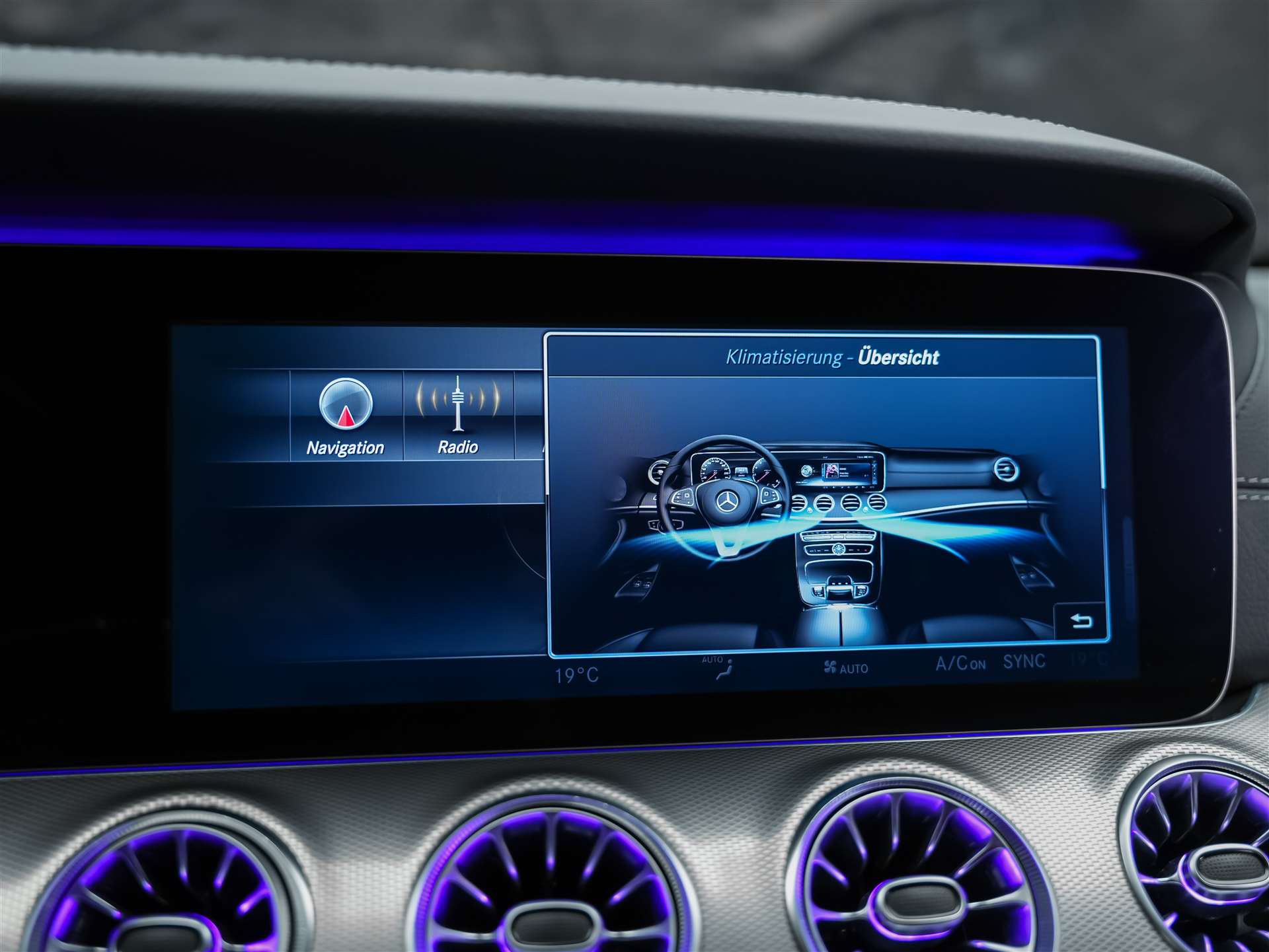 MERCEDES-BENZ E 220 d AMG Line 9G-Tronic *CH-Auto*360° Kamera*Head Up*Burmester*-image-35