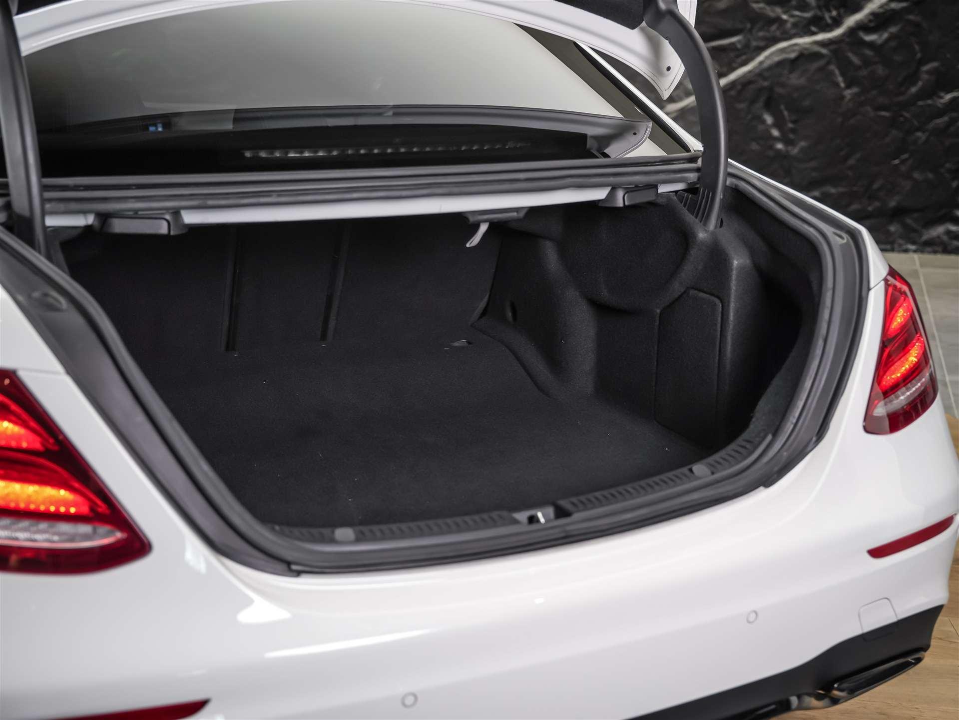 MERCEDES-BENZ E 220 d AMG Line 9G-Tronic *CH-Auto*360° Kamera*Head Up*Burmester*-image-38