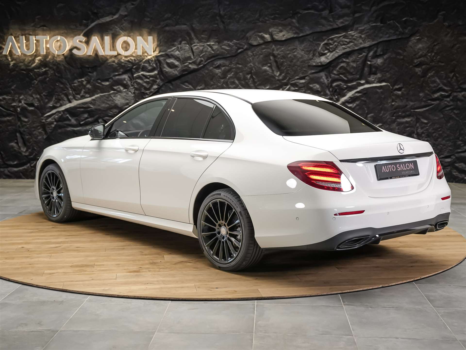 MERCEDES-BENZ E 220 d AMG Line 9G-Tronic *CH-Auto*360° Kamera*Head Up*Burmester*-showroom-element-3