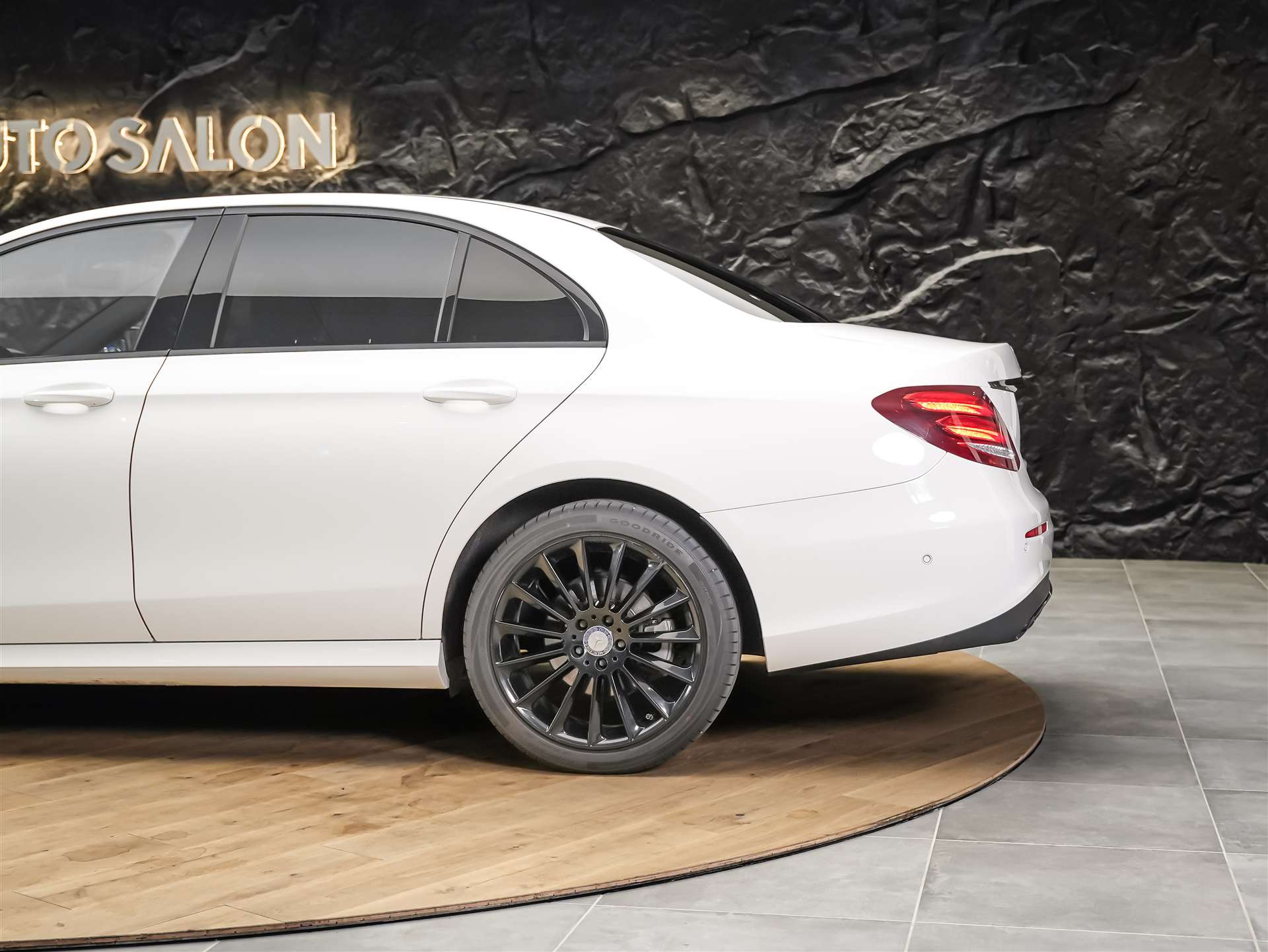MERCEDES-BENZ E 220 d AMG Line 9G-Tronic *CH-Auto*360° Kamera*Head Up*Burmester*-image-16