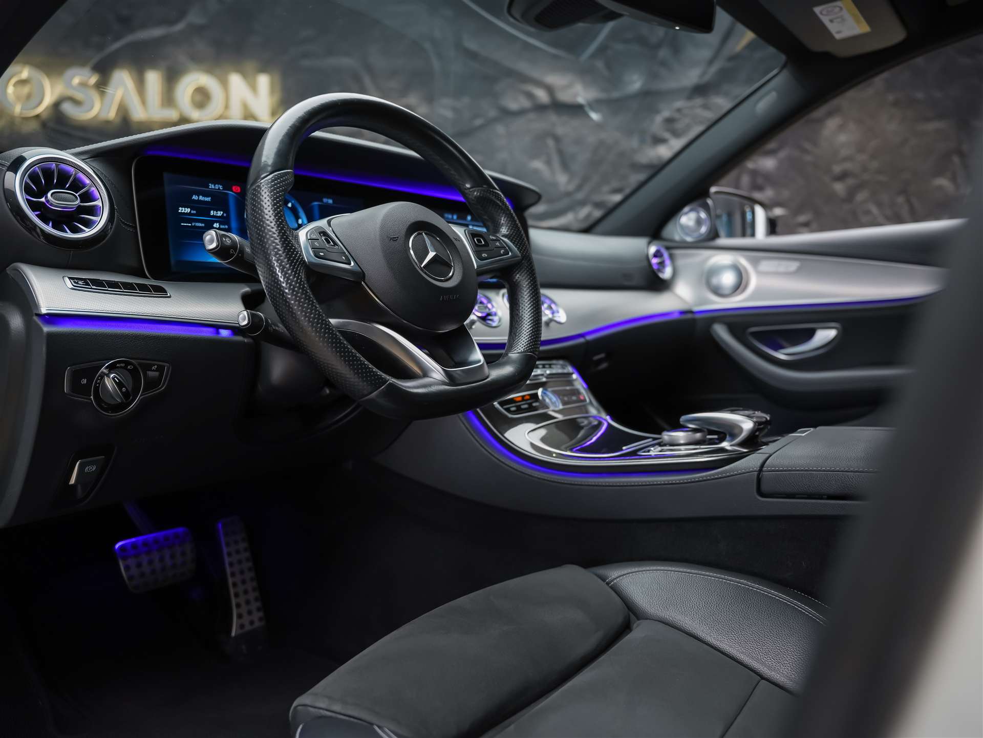 MERCEDES-BENZ E 220 d AMG Line 9G-Tronic *CH-Auto*360° Kamera*Head Up*Burmester*-image-8