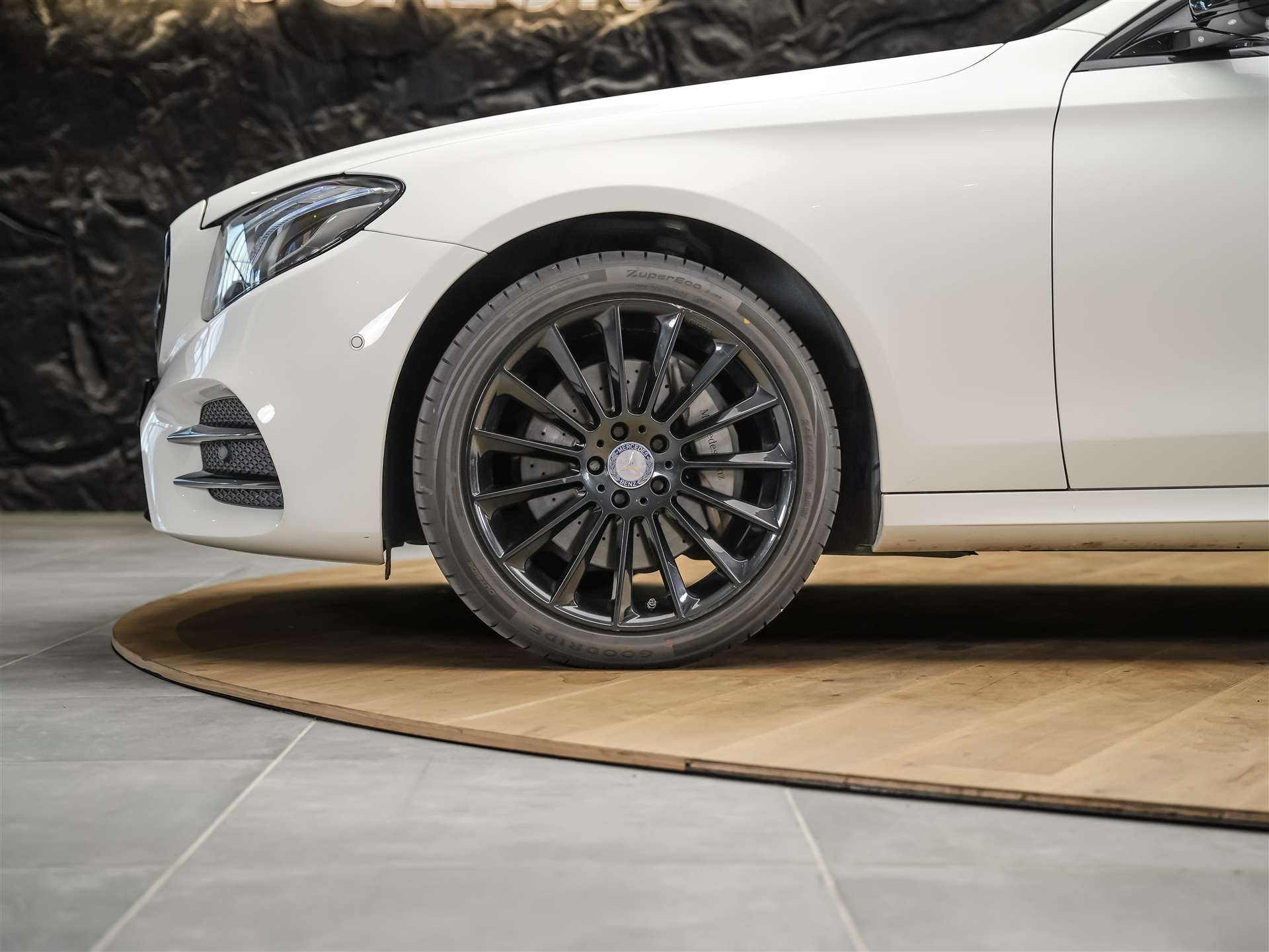 MERCEDES-BENZ E 220 d AMG Line 9G-Tronic *CH-Auto*360° Kamera*Head Up*Burmester*-image-15