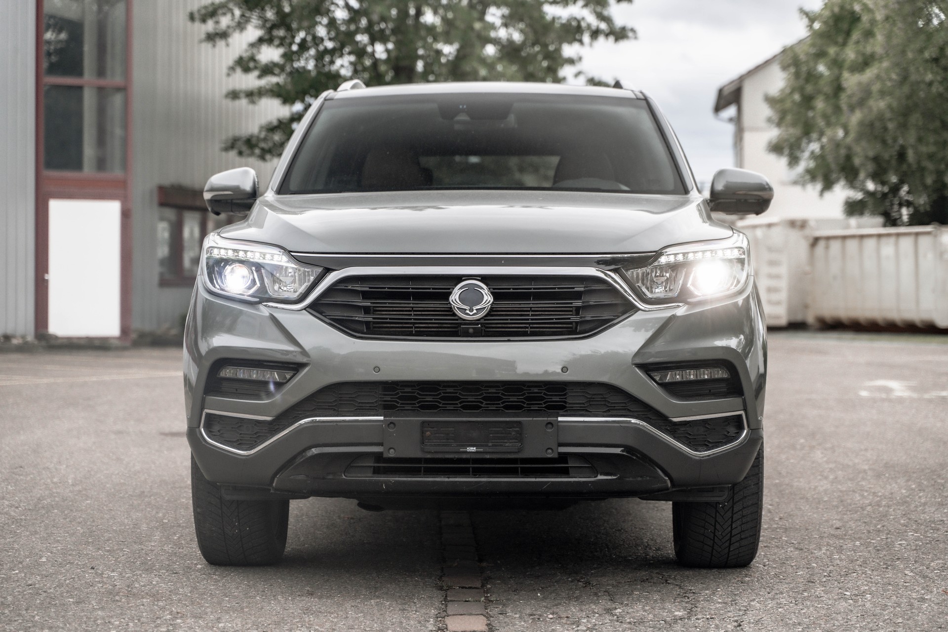 KGM-SsangYong Rexton RX220 e-XDi Crystal 4WD * AB MFK * TOP AUSSATTTUNG * IDEAL FÜR EXPORT *-showroom-element-1