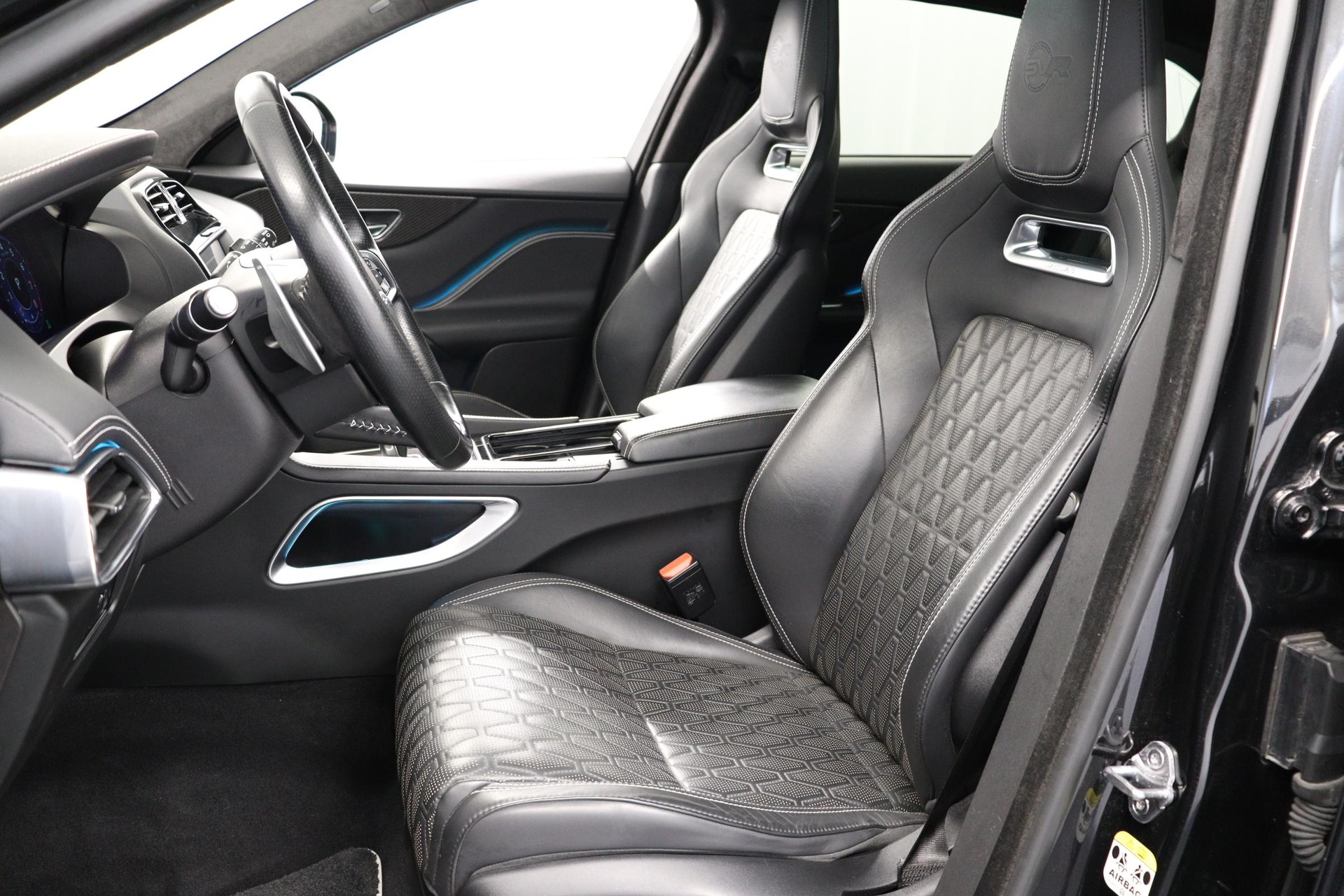 JAGUAR F-Pace 5.0 V8 SVR AWD-showroom-element-2