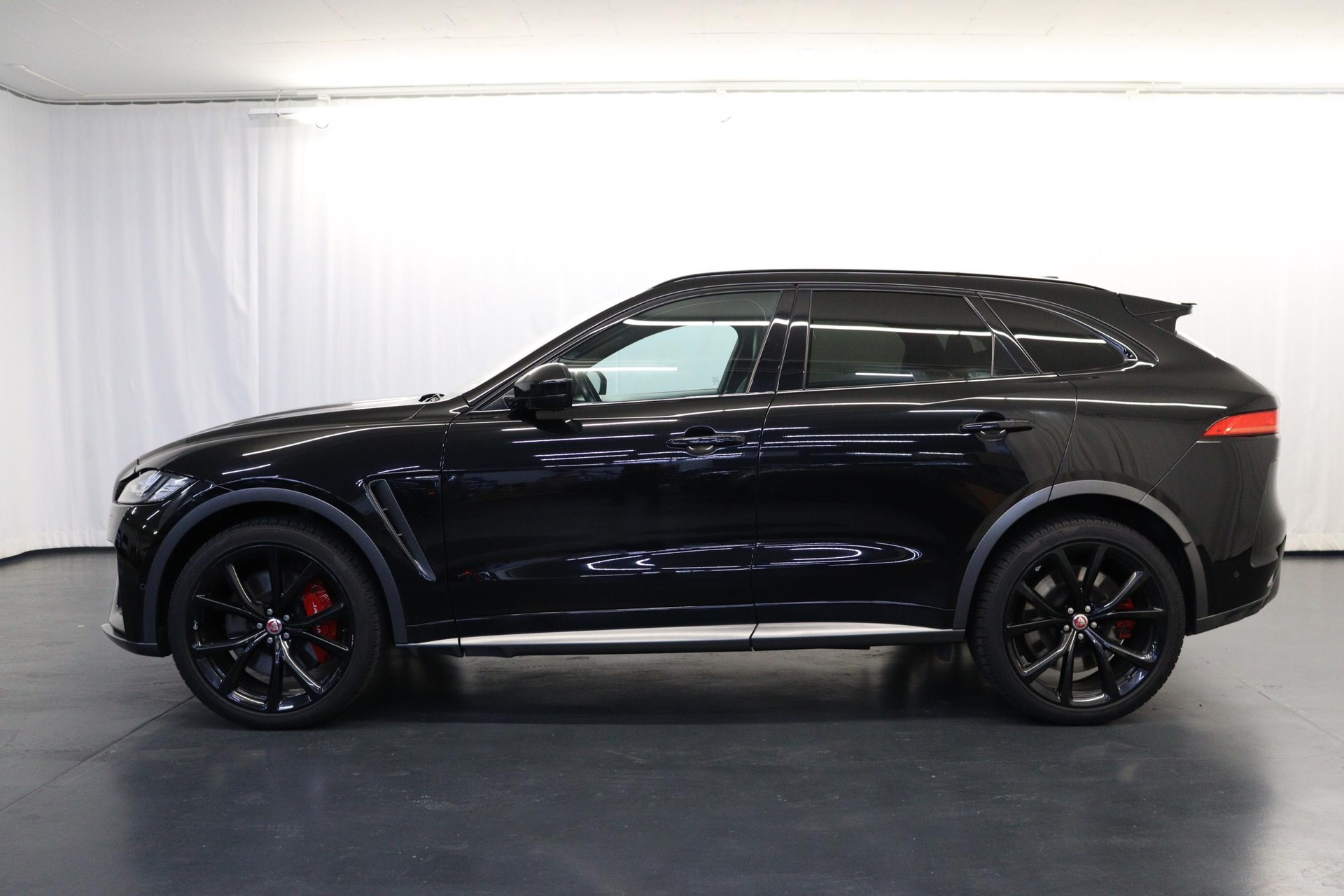 JAGUAR F-Pace 5.0 V8 SVR AWD-showroom-element-3