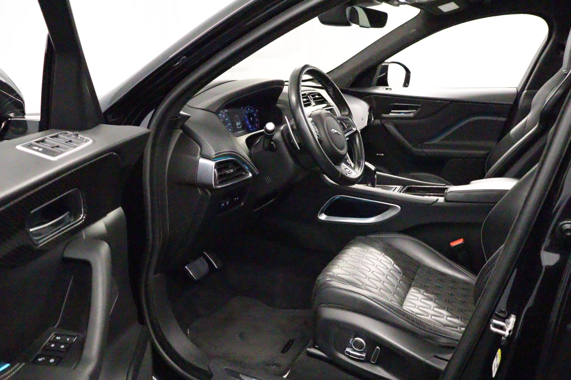JAGUAR F-Pace 5.0 V8 SVR AWD-image-18