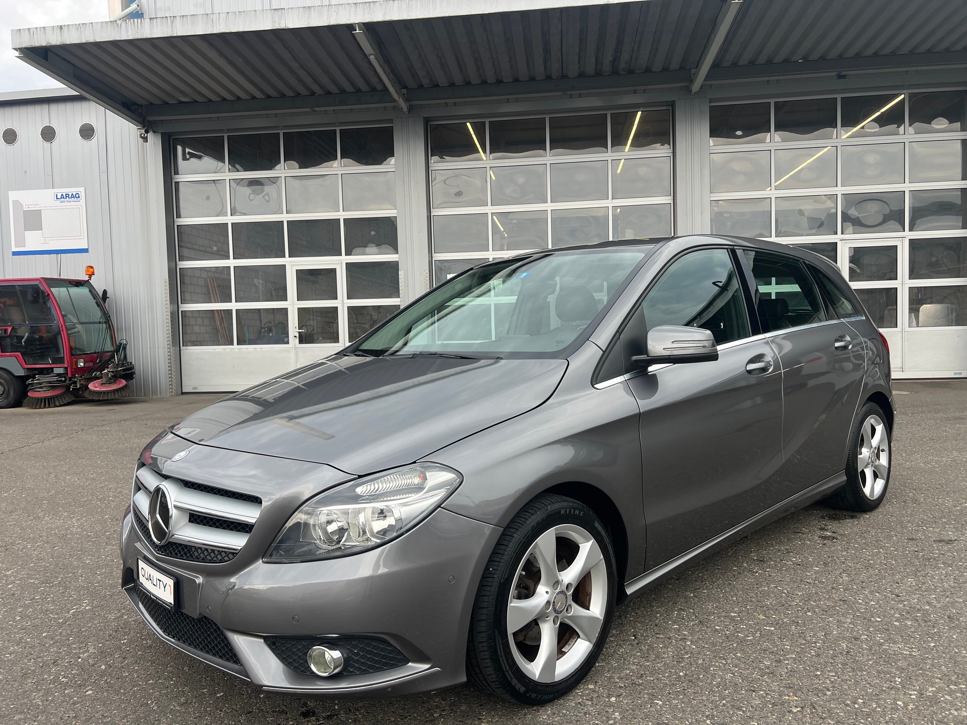 MERCEDES-BENZ B 200 7G-DCT-showroom-element-1