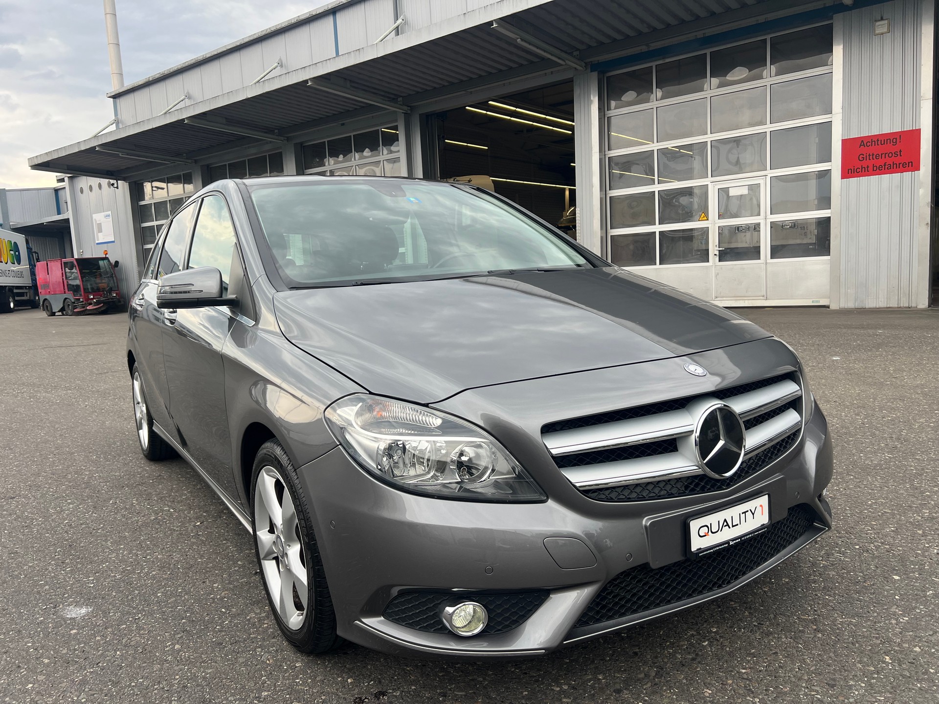 MERCEDES-BENZ B 200 7G-DCT-showroom-element-2