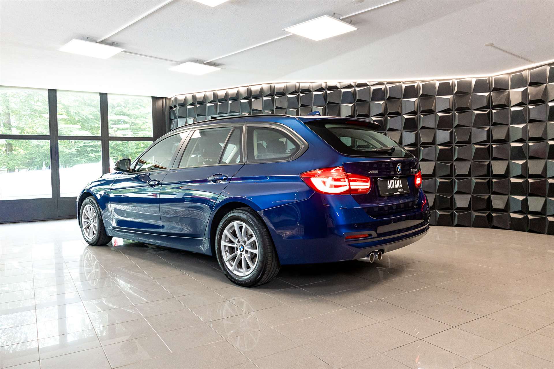 BMW 320d xDrive Touring-showroom-element-2