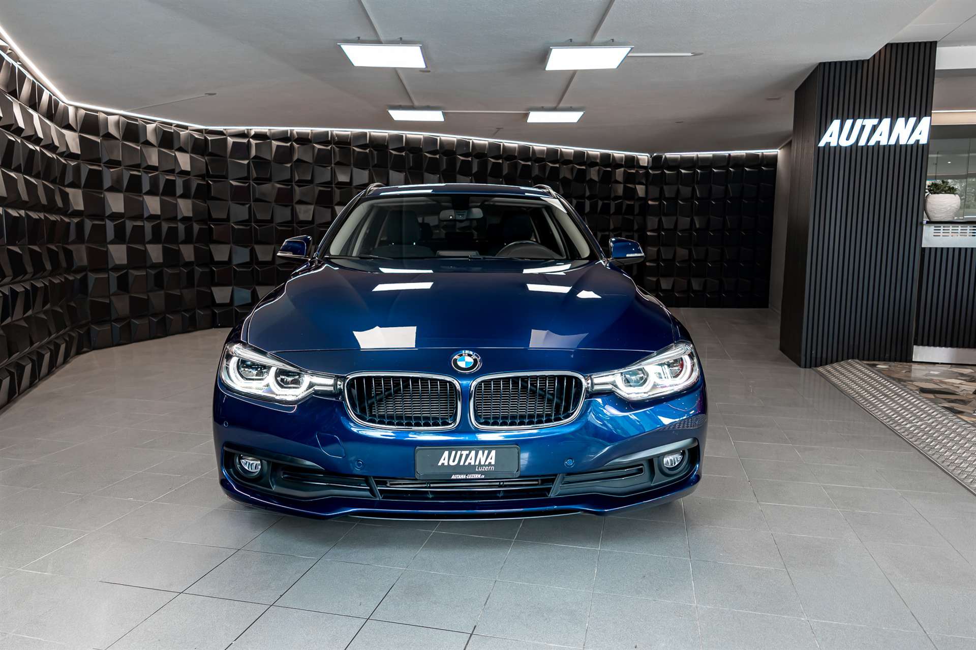 BMW 320d xDrive Touring-showroom-element-3