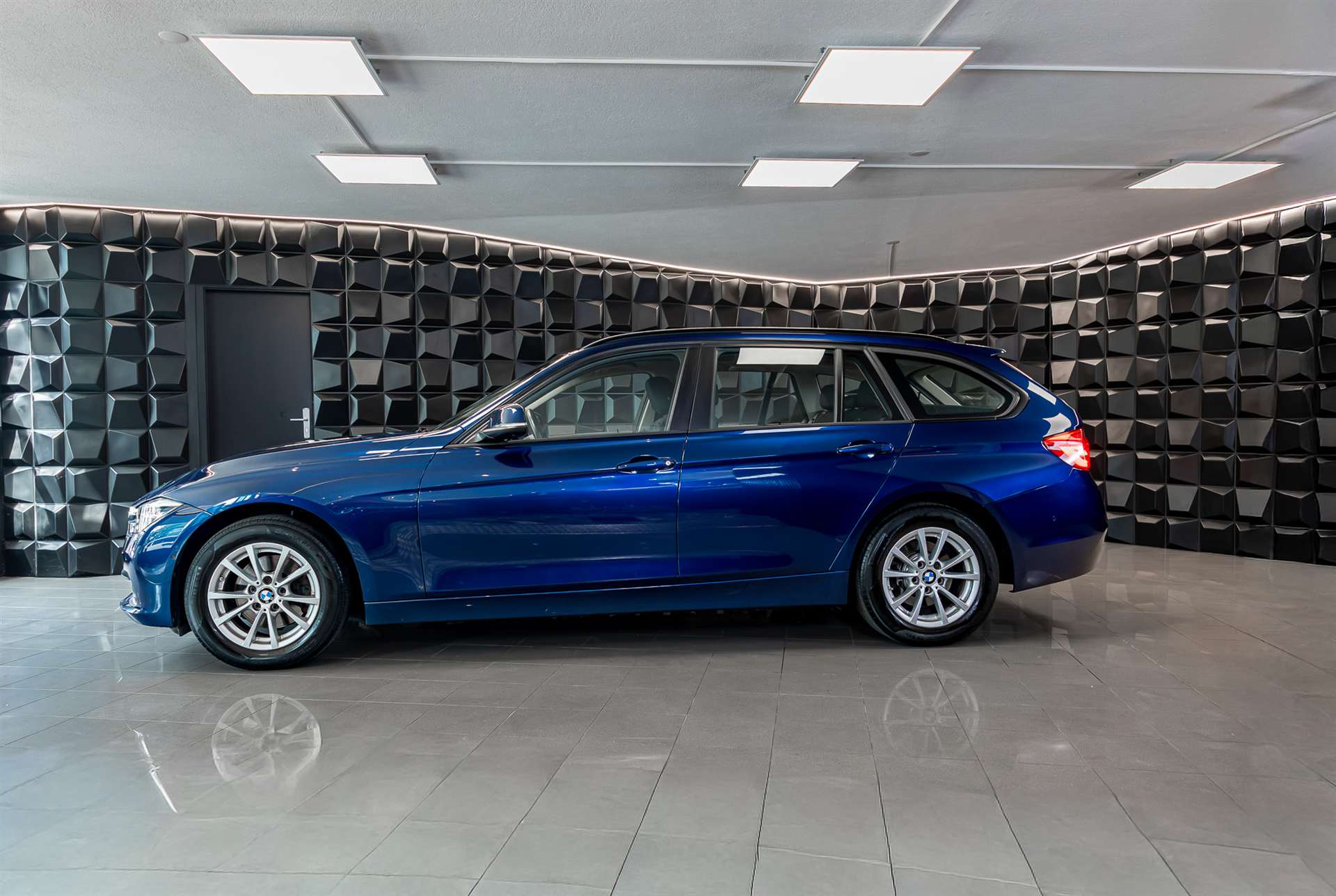 BMW 320d xDrive Touring-showroom-element-1