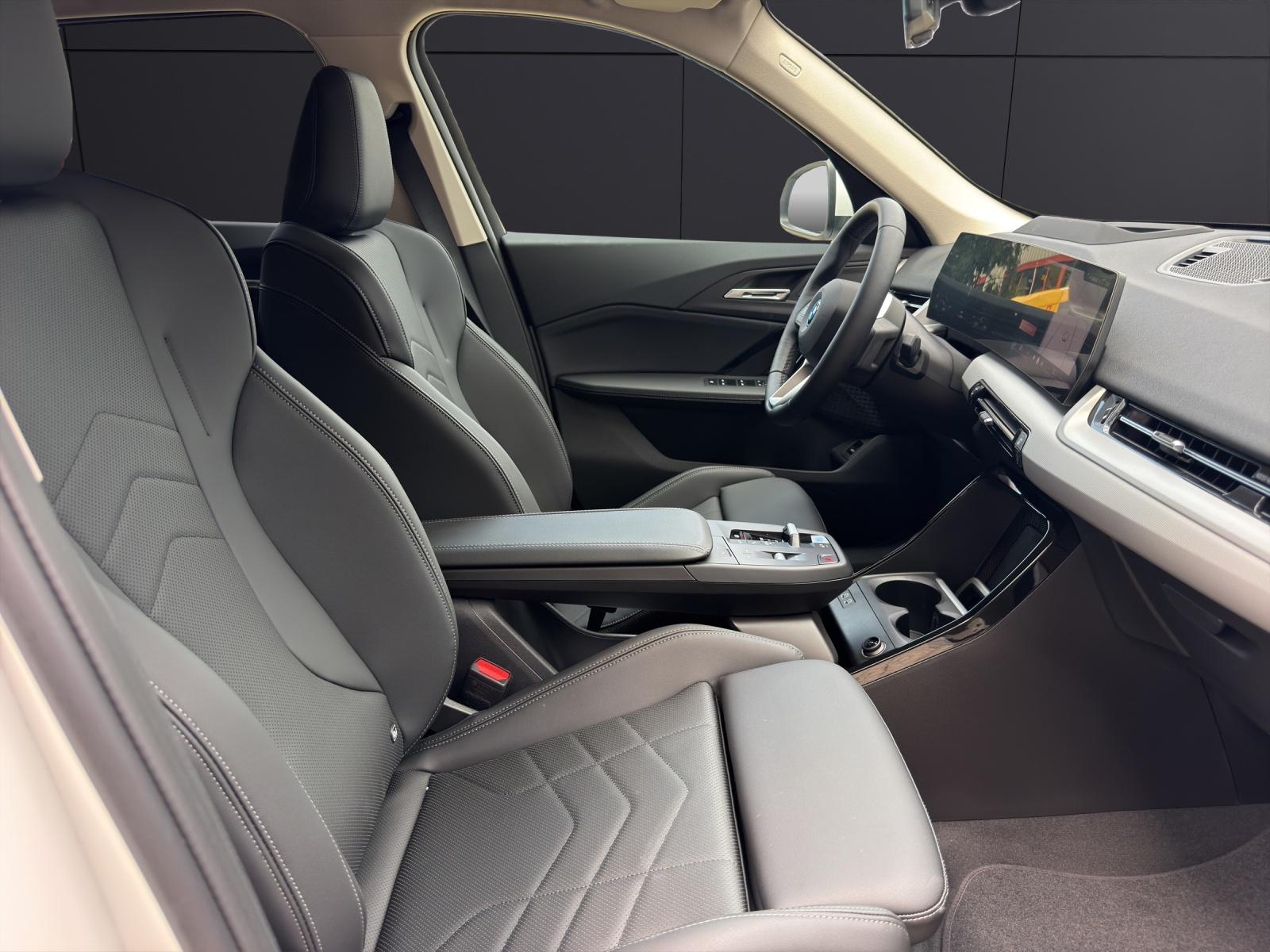 BMW iX1 30 xDrive-image-18