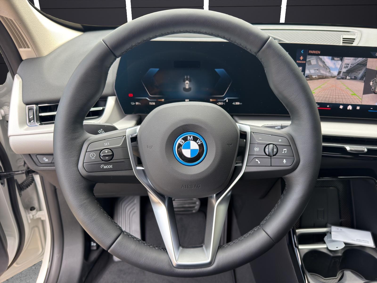 BMW iX1 30 xDrive-image-5