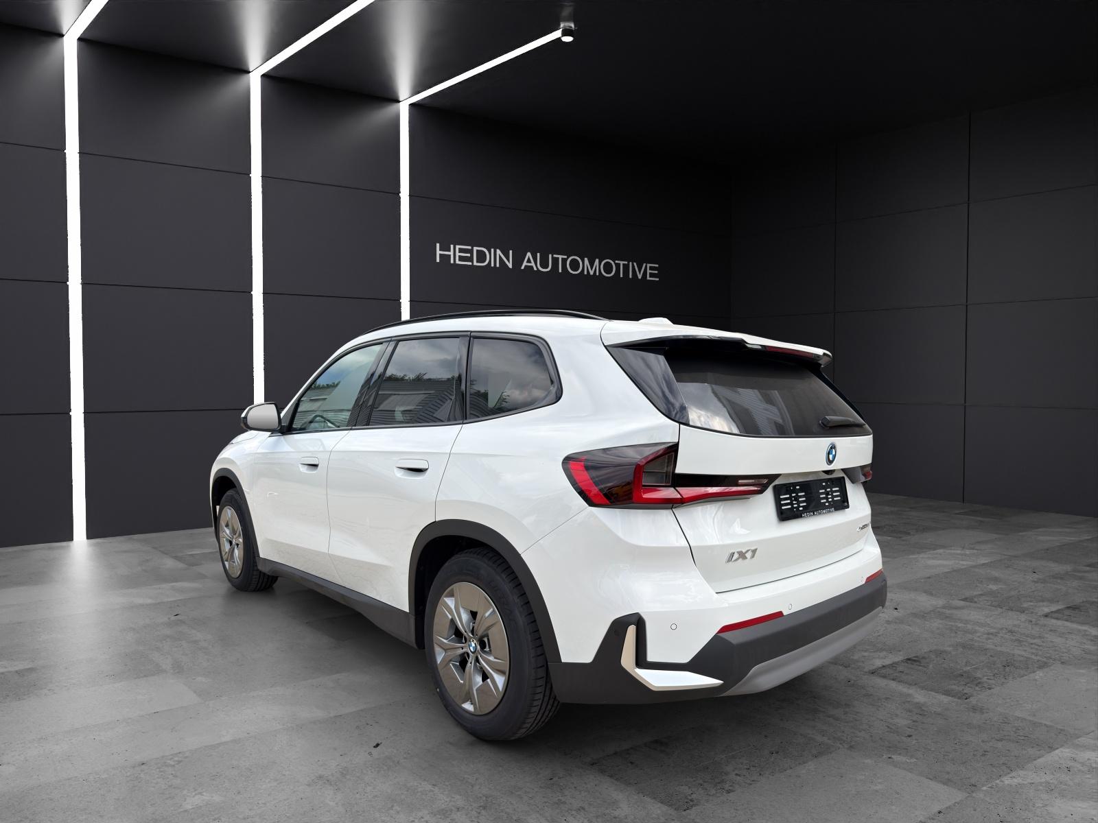 BMW iX1 30 xDrive-showroom-element-2