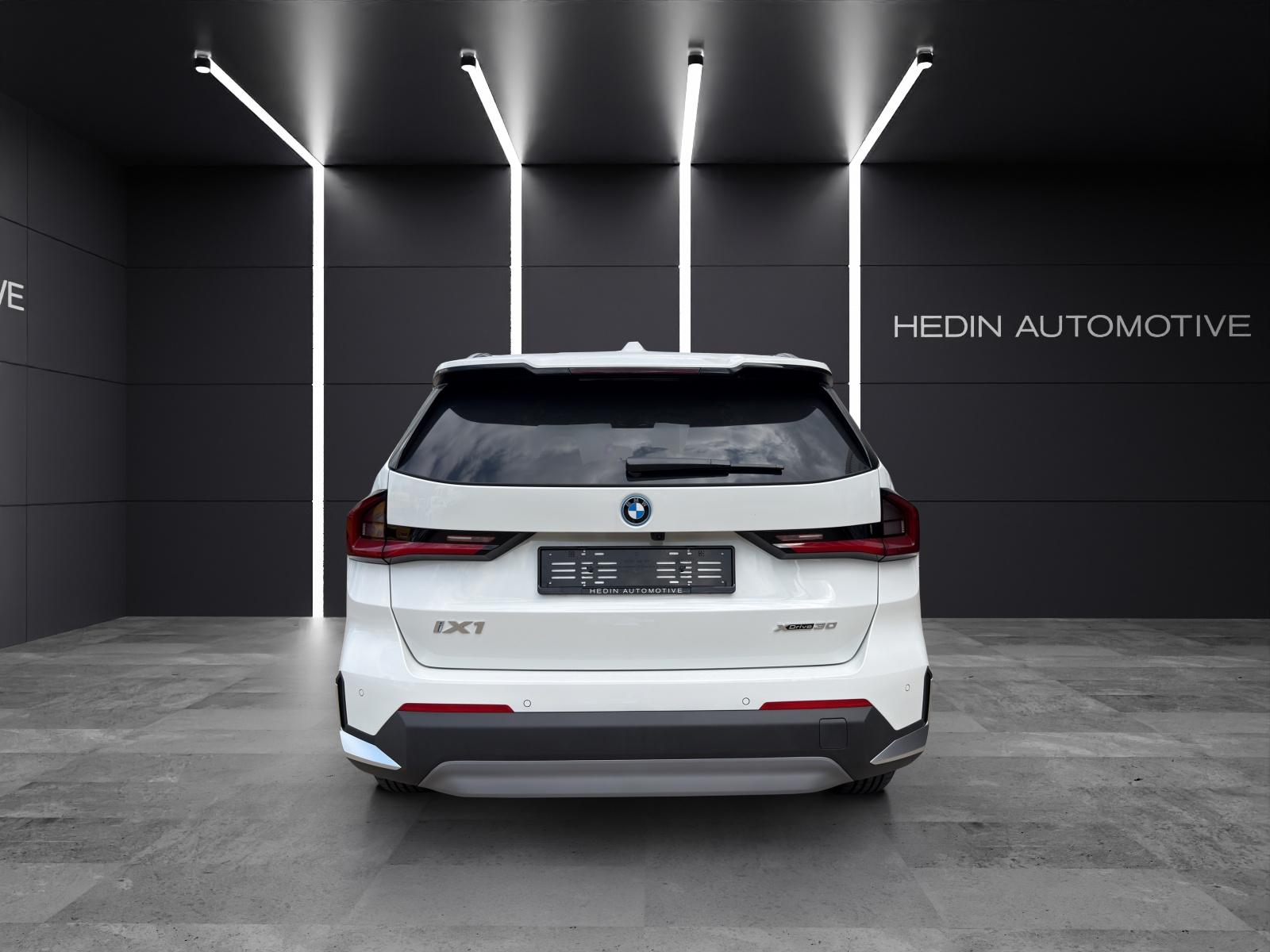 BMW iX1 30 xDrive-image-8