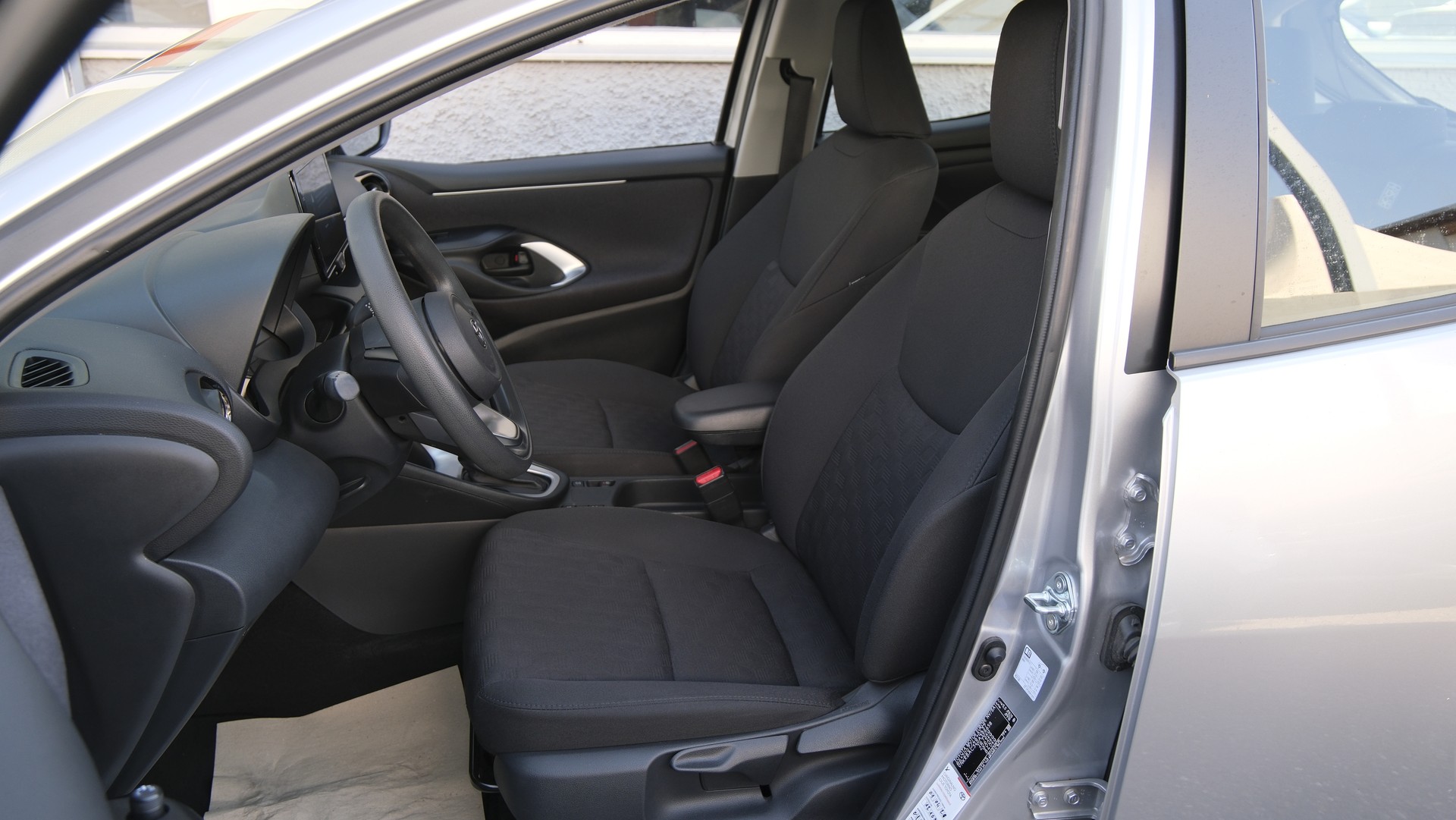 TOYOTA Yaris 1.5 Comfort e-CVT-showroom-element-3