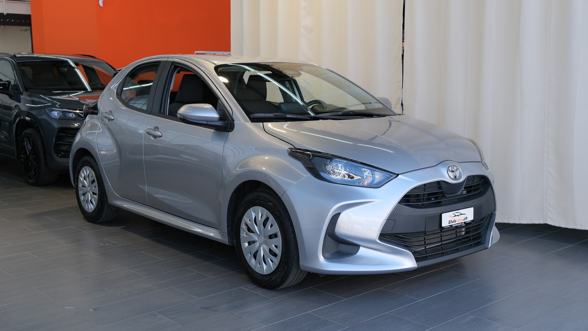 TOYOTA Yaris 1.5 Comfort e-CVT-showroom-element-1