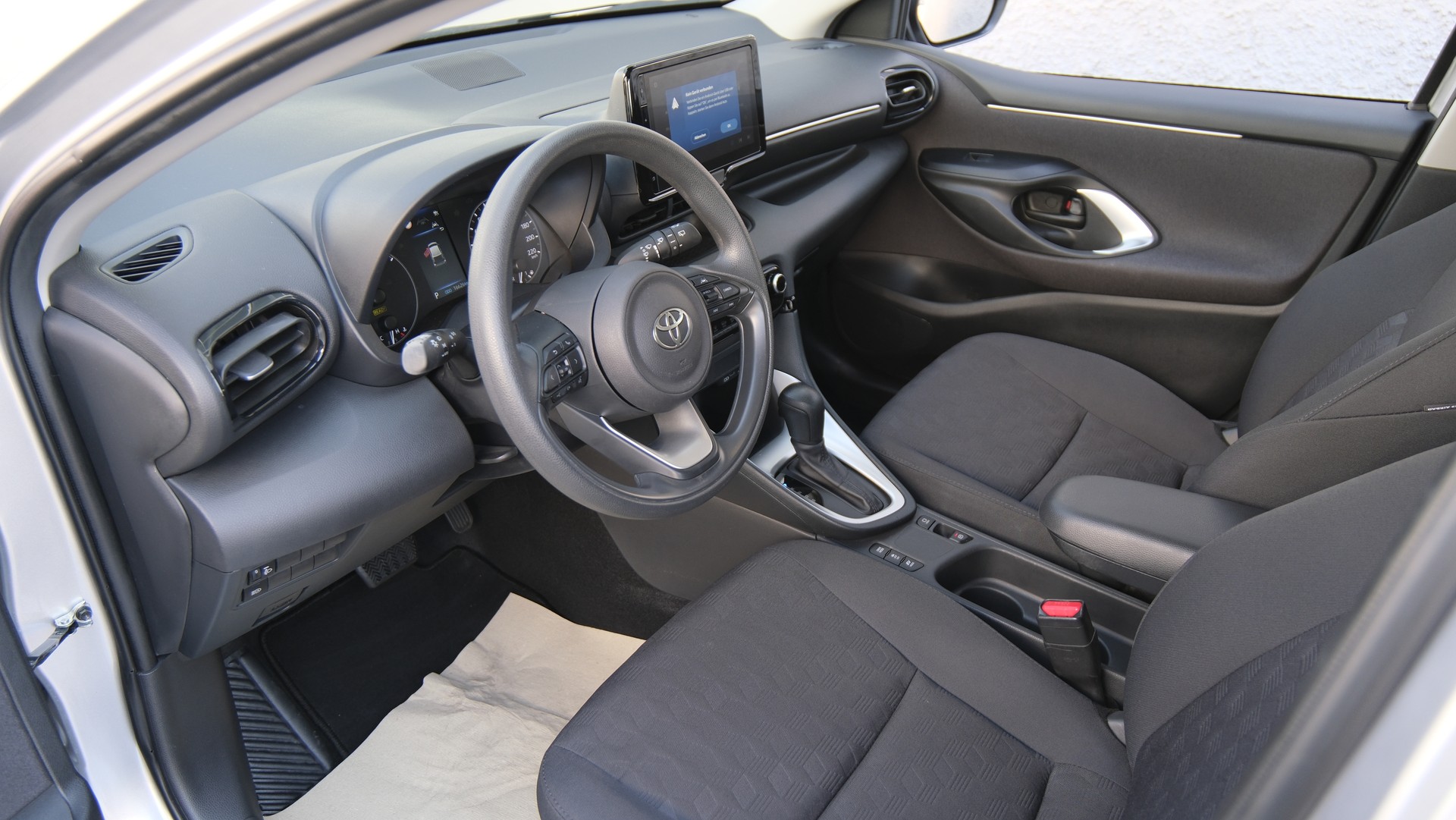 TOYOTA Yaris 1.5 Comfort e-CVT-showroom-element-2