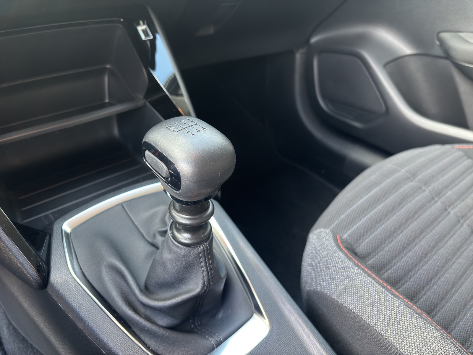 PEUGEOT 208 1.2 PureTech Active Pack-image-6