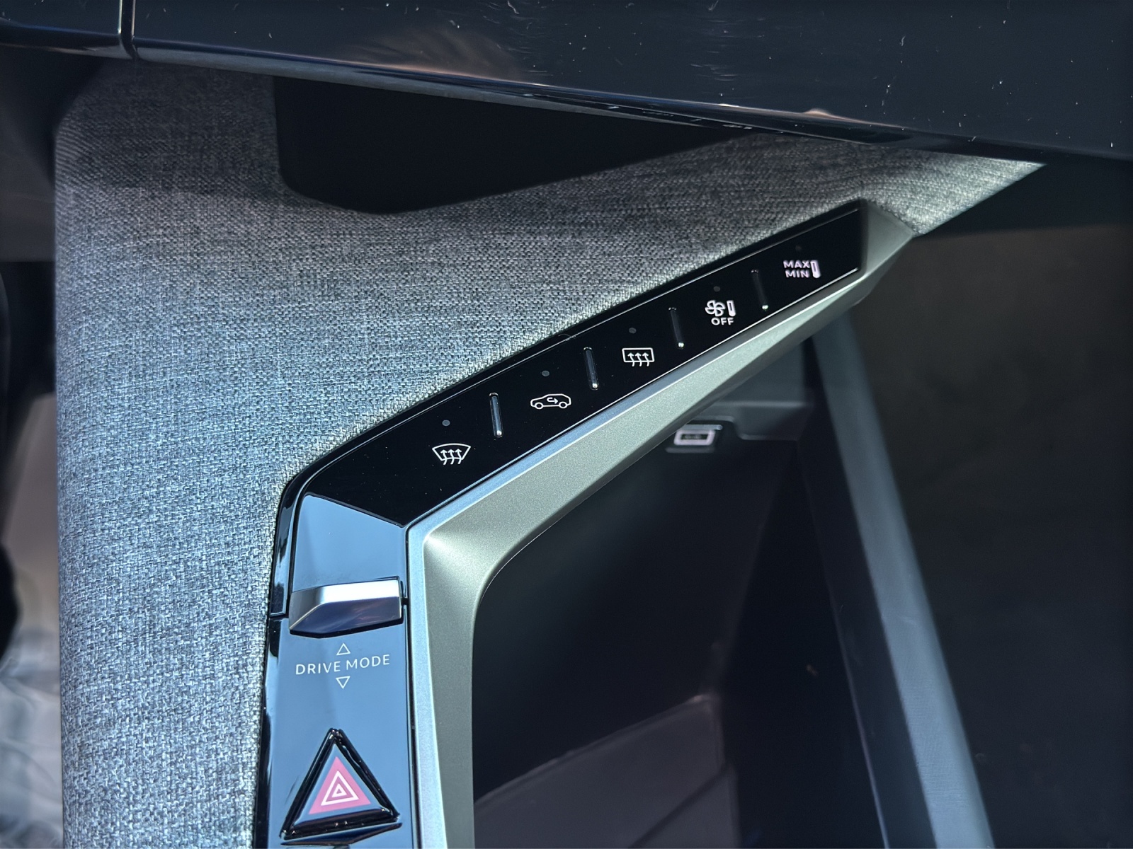 PEUGEOT 5008 145 Hybrid e-DCS6 Allure-image-24