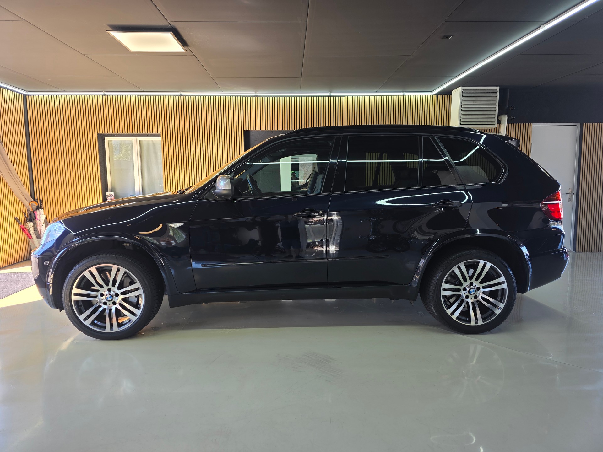 BMW X5 xDrive M50d Steptronic Individual 7-Plätze-showroom-element-3