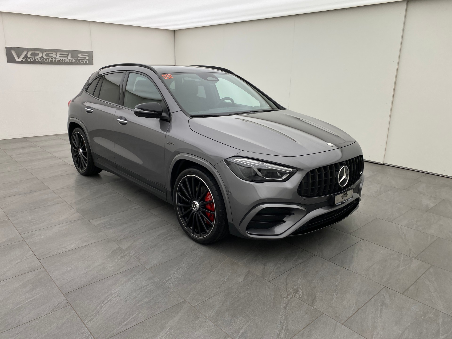 MERCEDES-BENZ GLA AMG 35 4 Matic 8G-DCT-showroom-element-2
