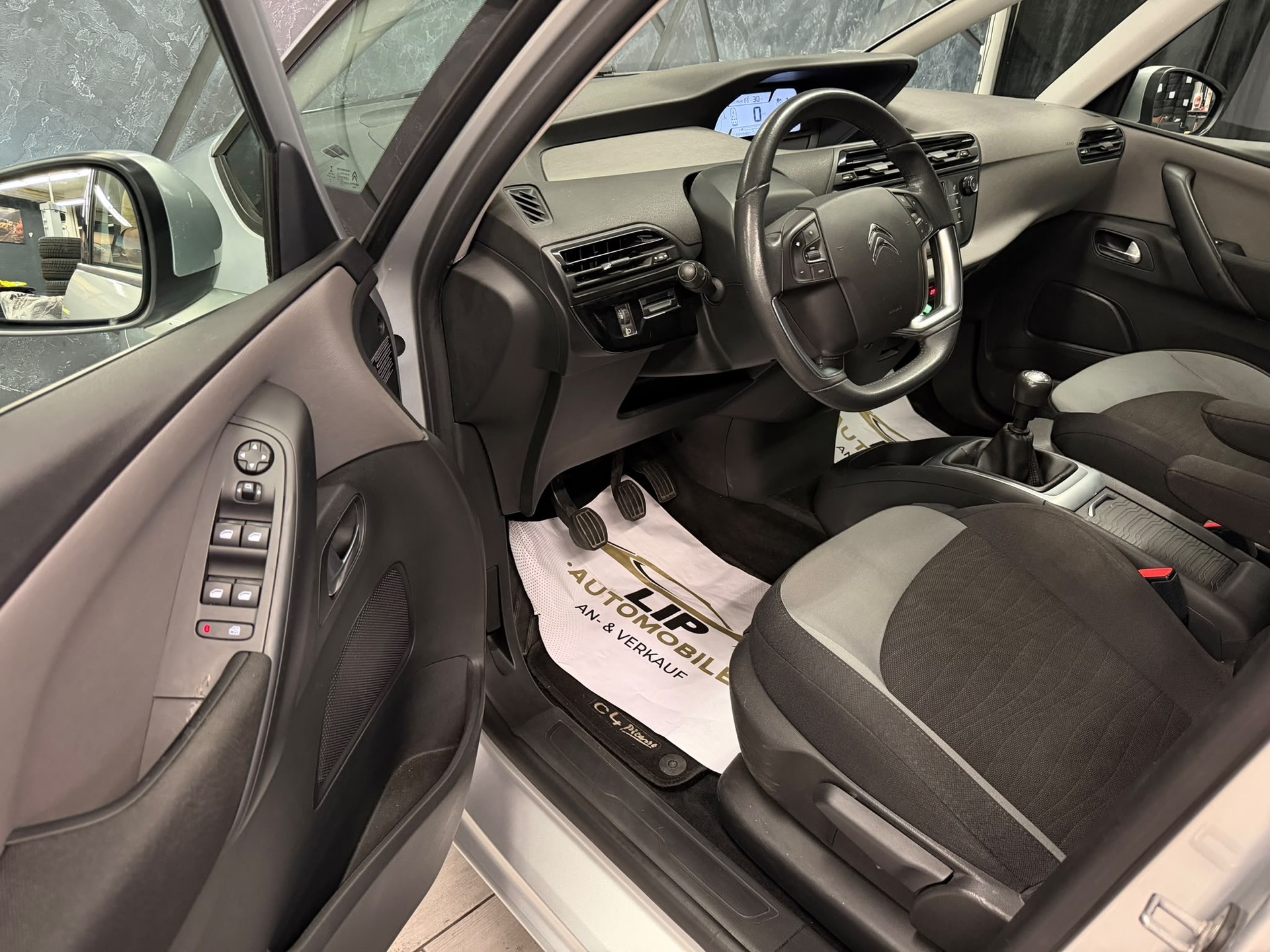 CITROEN Grand C4 Picasso 1.2 Pure Tech Attraction-image-13