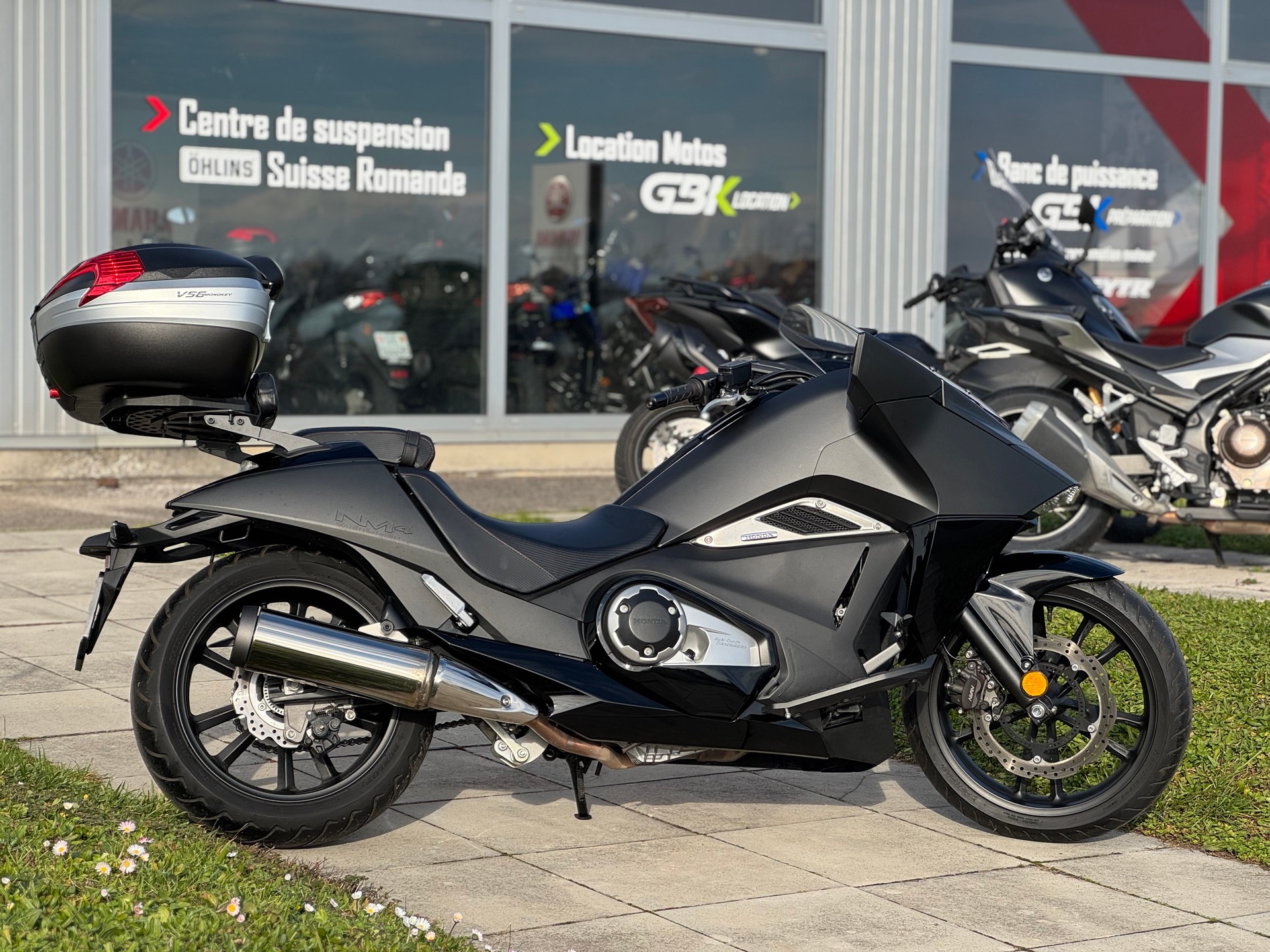 HONDA NM4 Vultus-showroom-element-1