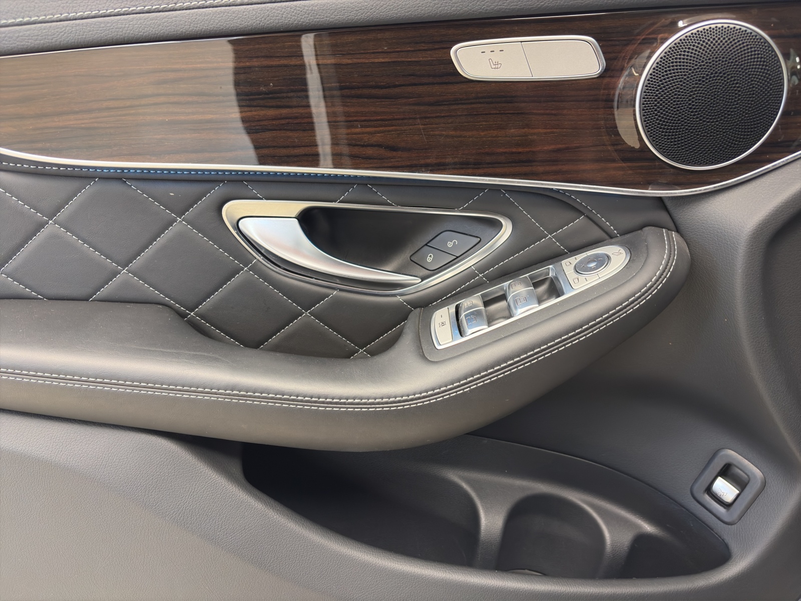 MERCEDES-BENZ GLC 250 AMG Line 4Matic-image-8
