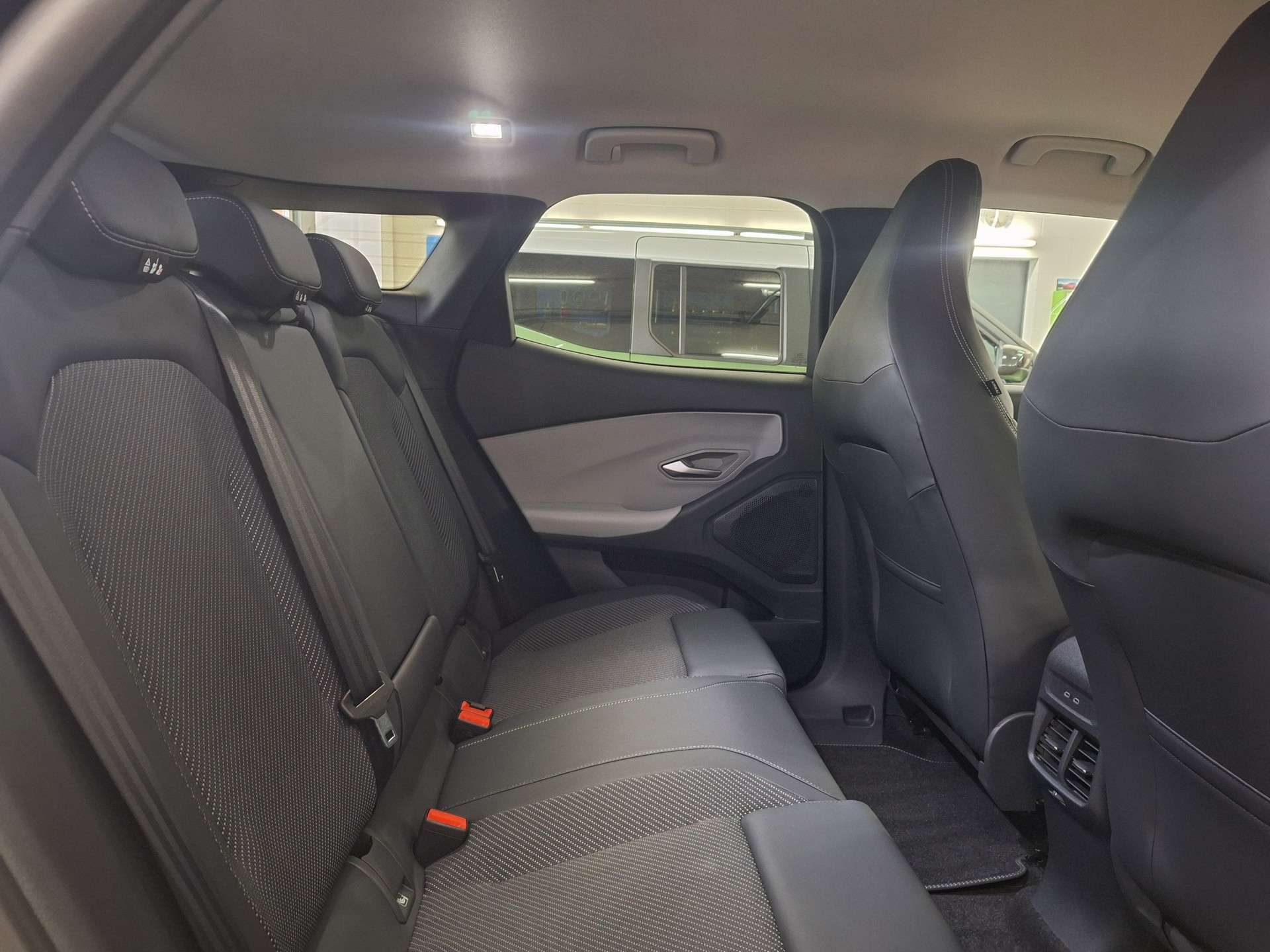 FORD Explorer Elektro 77kWh Extended Rang⚡CH-Auslieferung mit Herstellergarantie bis August 2027 / elektrische Anhängerkupplung⚡-image-18