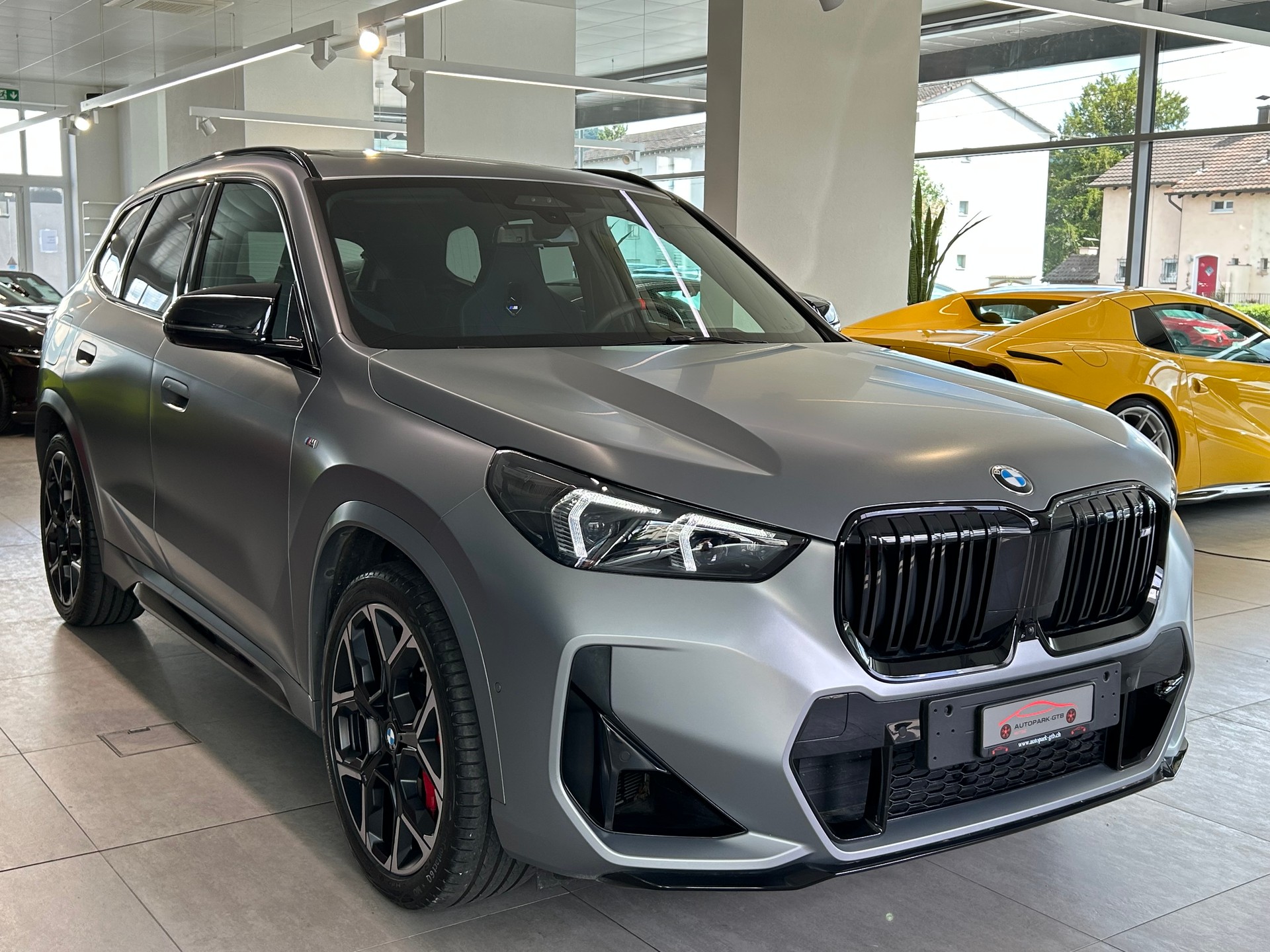 BMW X1 xDrive M35i-showroom-element-1
